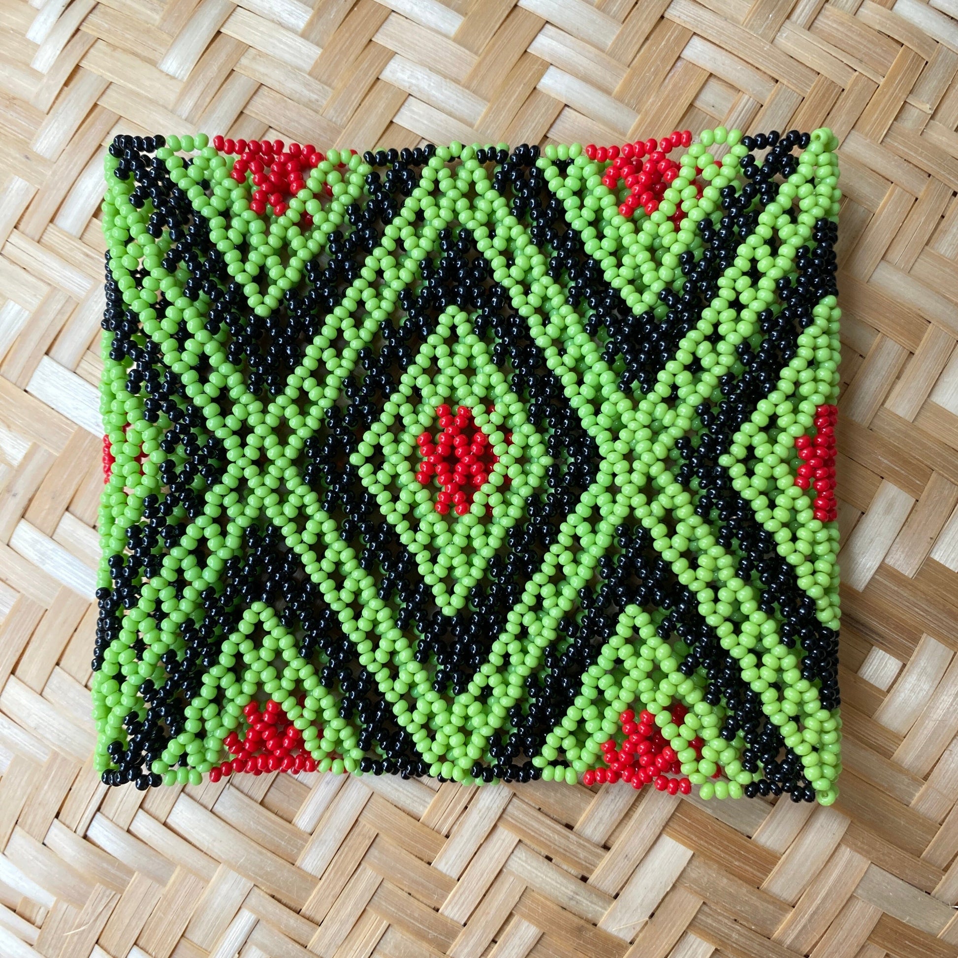 Bracelet en perles de verre (Miçanga) - moyenne taille - losanges noir, vert et rouge - ethnie Kayapo Bracelet Ethnie Kayapo, localisée dans l'état du Pará au nord du Brésil 