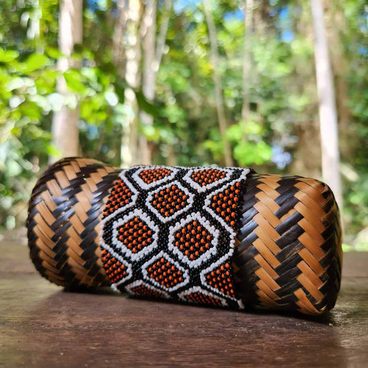 Bracelet en perles de verre (Miçanga) - moyenne taille - noir blanc et orange - Ethnie Kayapo Bracelet Ethnie Kayapo, localisée dans l'état du Pará au nord du Brésil 