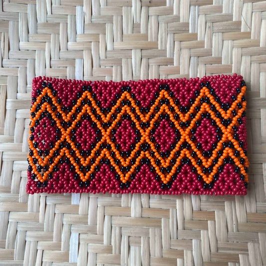 Bracelet en perles de verre (Miçanga) - moyenne taille - rouge et orange - Ethnie Kayapo Bracelet Ethnie Kayapo, localisée dans l'état du Pará au nord du Brésil 