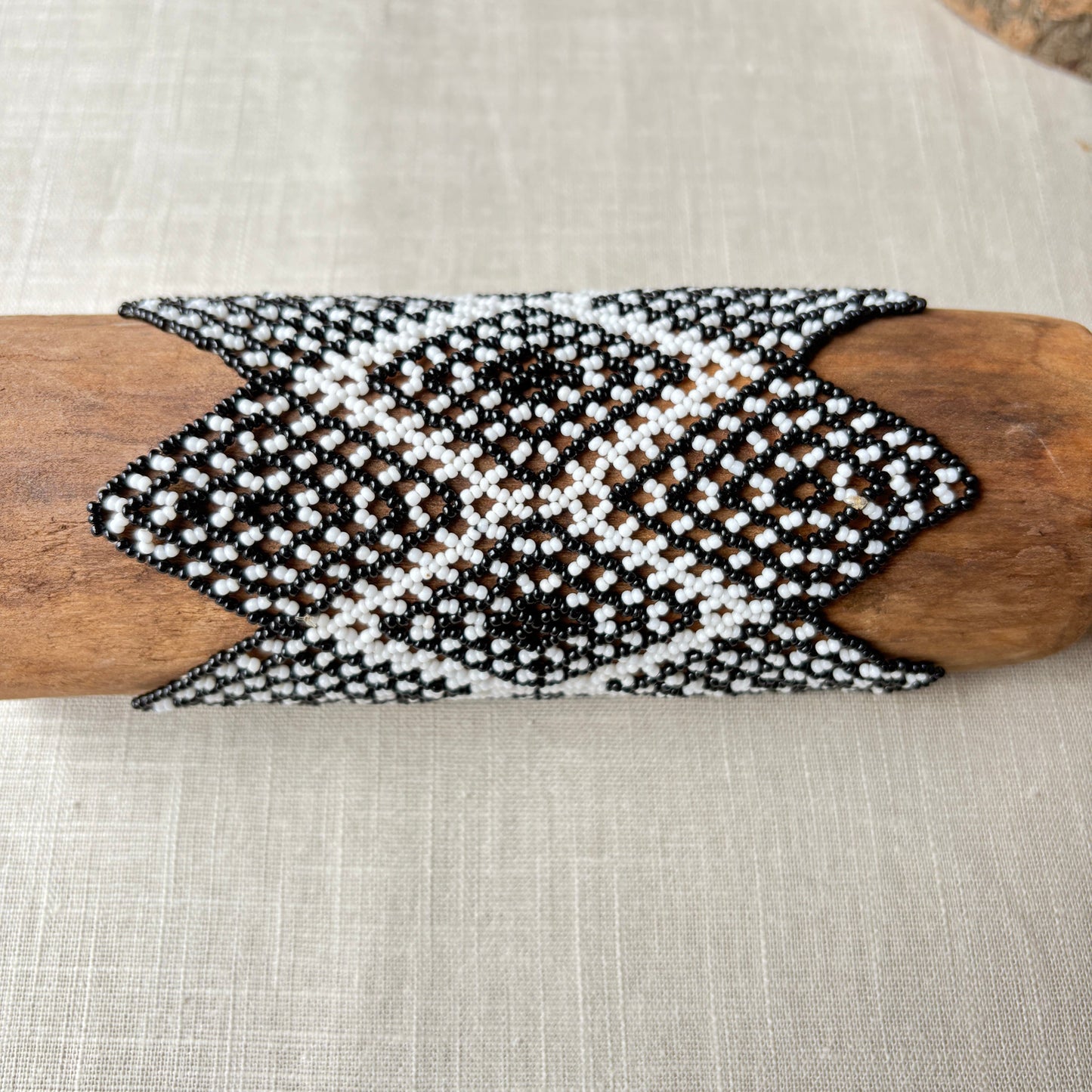 Bracelet en perles de verre (Miçanga) - noir et blanc avec pointe - Ethnie Mehinako Bracelet Ethnie Mehinako, localisée dans le Parc Indigène du Xingu dans l' état du Mato Grosso au Centre-Ouest du Brésil. 