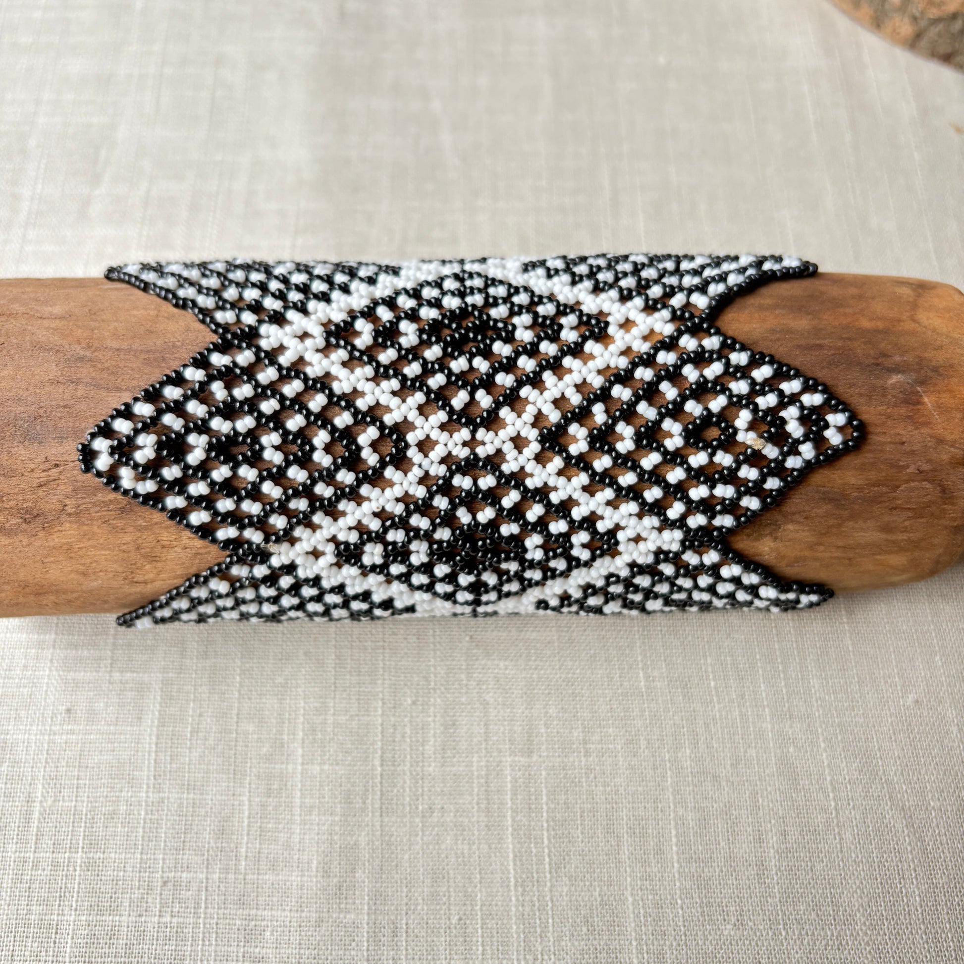 Bracelet en perles de verre (Miçanga) - noir et blanc avec pointe - Ethnie Mehinako Bracelet Ethnie Mehinako, localisée dans le Parc Indigène du Xingu dans l' état du Mato Grosso au Centre-Ouest du Brésil. 