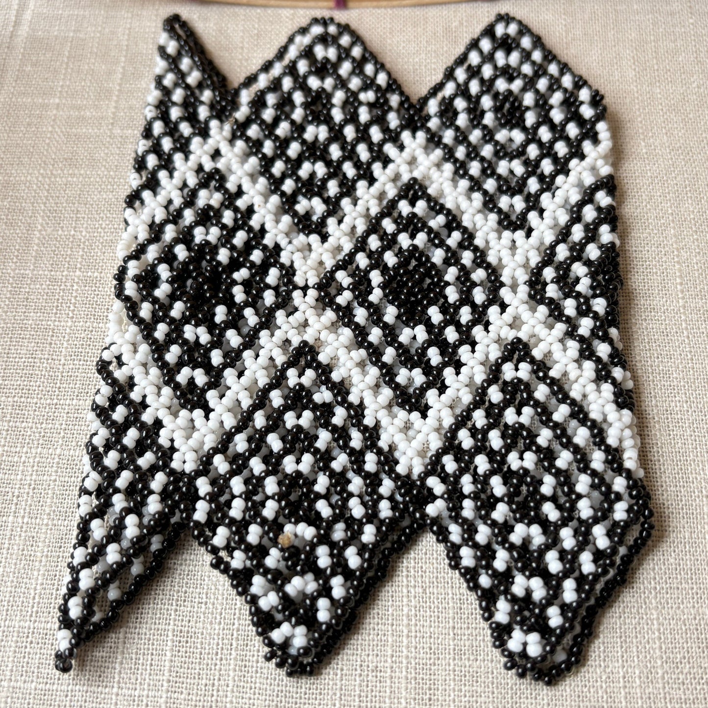 Bracelet en perles de verre (Miçanga) - noir et blanc avec pointe - Ethnie Mehinako Bracelet Ethnie Mehinako, localisée dans le Parc Indigène du Xingu dans l' état du Mato Grosso au Centre-Ouest du Brésil. 