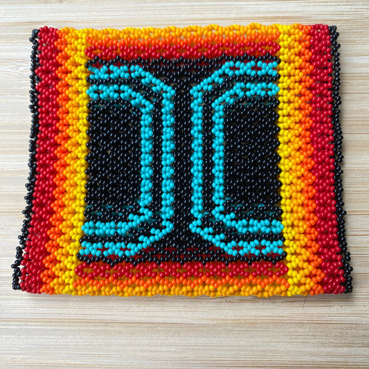 Bracelet en perles de verre (Miçanga) - noir et bleu bord multicolore - Ethnie Kamayura Bracelet Ethnie Kamayura, localisée dans le Parc Indigène du Xingu dans l' état du Mato Grosso au Centre-Ouest du Brésil. 