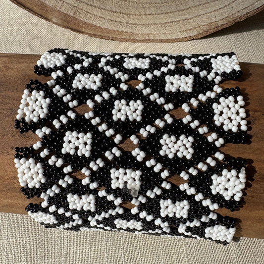 Bracelet en perles de verre (Miçanga) - noir et carré blanc - Ethnie Mehinako Bracelet Ethnie Mehinako, localisée dans le Parc Indigène du Xingu dans l' état du Mato Grosso au Centre-Ouest du Brésil. 