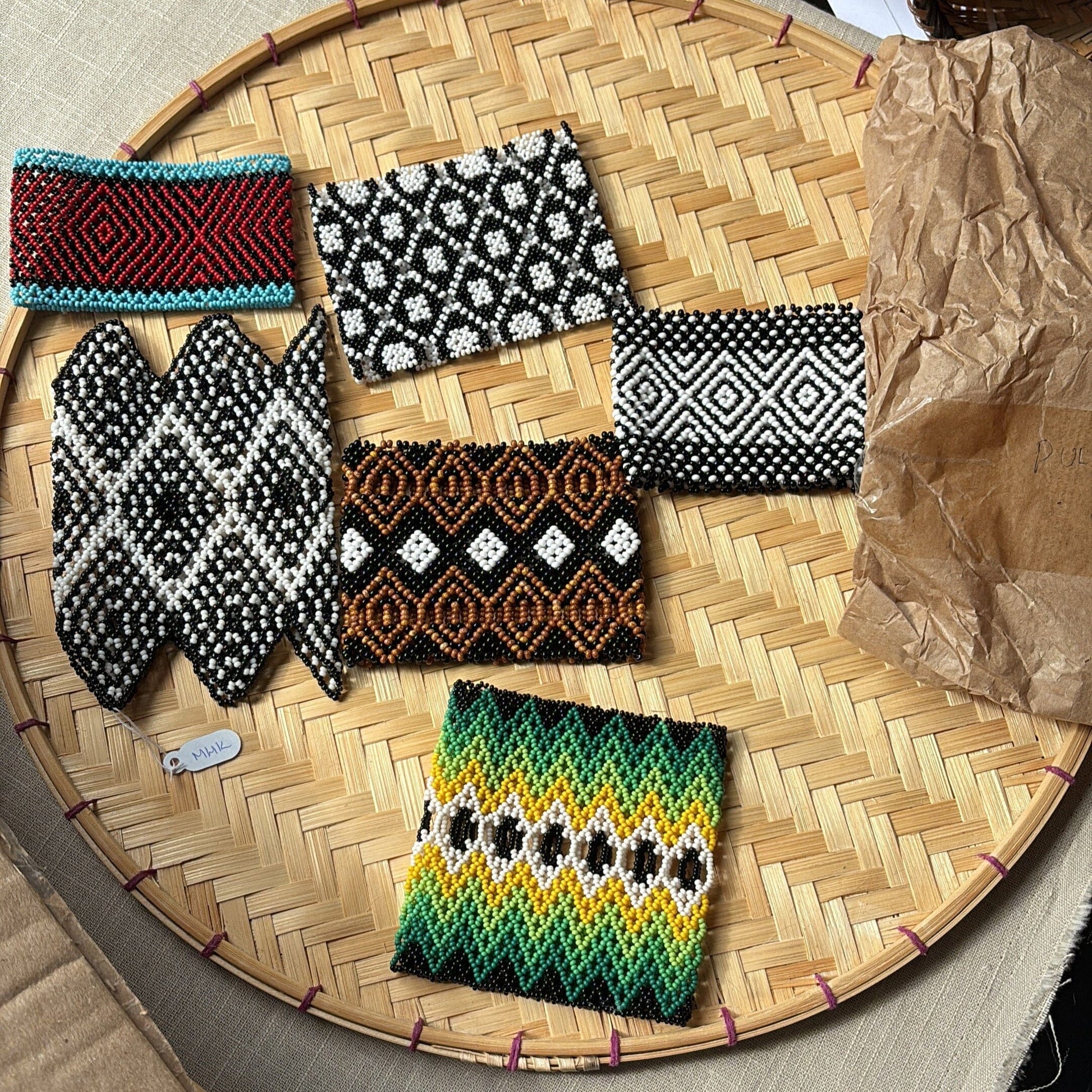 Bracelet en perles de verre (Miçanga) - noir et carré blanc - Ethnie Mehinako Bracelet Ethnie Mehinako, localisée dans le Parc Indigène du Xingu dans l' état du Mato Grosso au Centre-Ouest du Brésil. 