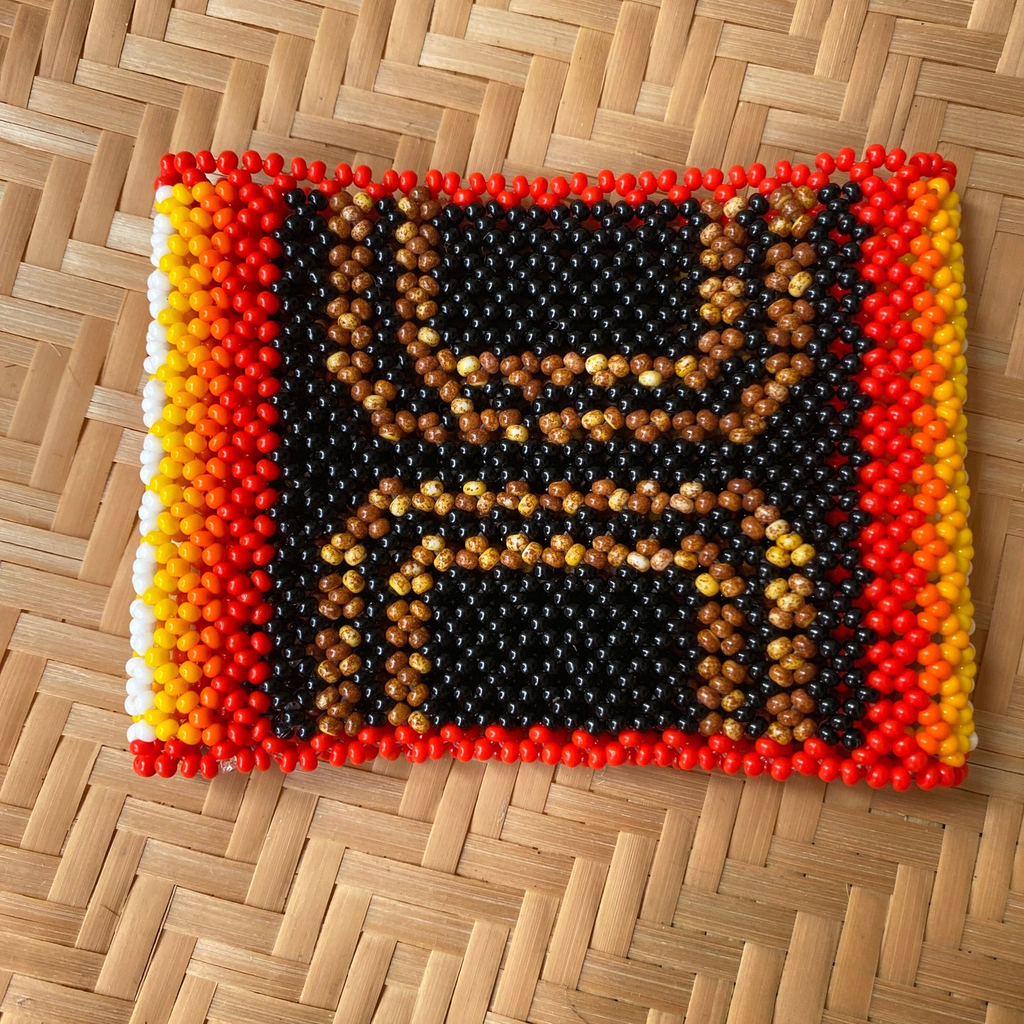 Bracelet en perles de verre (Miçanga) - noir et marron contour rouge - Ethnie Mehinako Bracelet Ethnie Mehinako, localisée dans le Parc Indigène du Xingu dans l' état du Mato Grosso au Centre-Ouest du Brésil. 