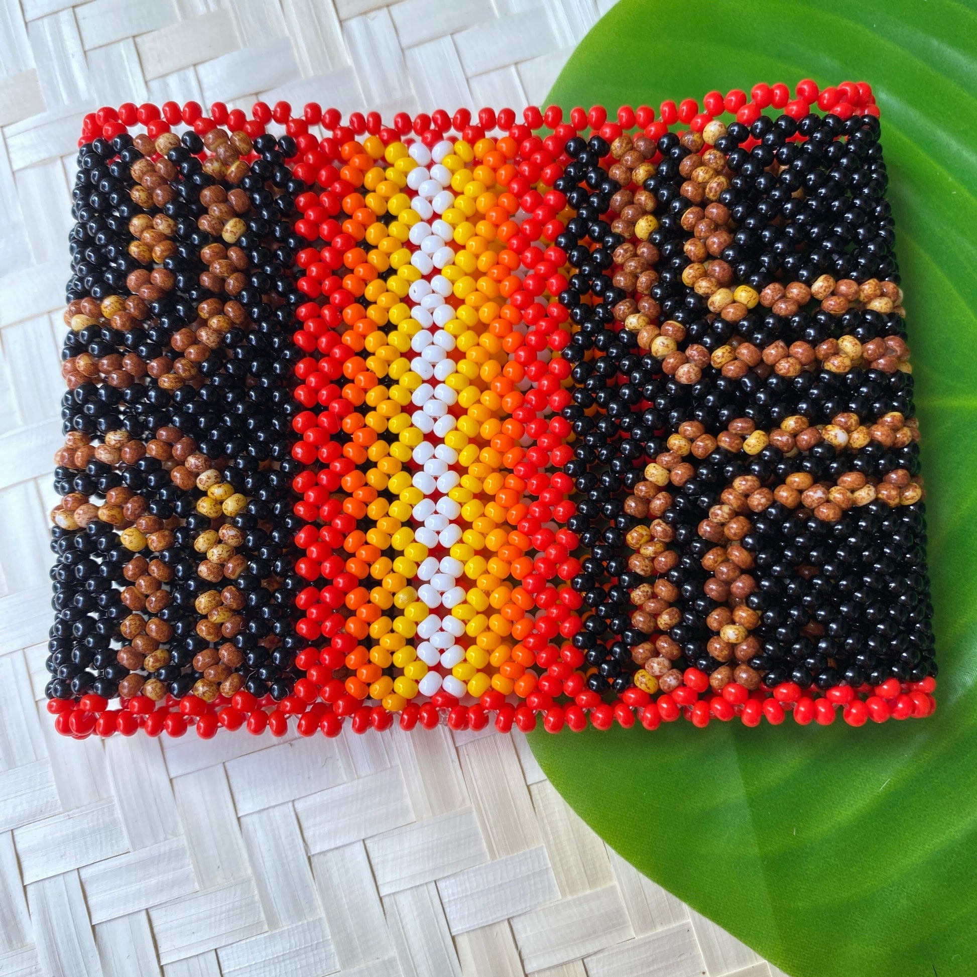 Bracelet en perles de verre (Miçanga) - noir et marron contour rouge - Ethnie Mehinako Bracelet Ethnie Mehinako, localisée dans le Parc Indigène du Xingu dans l' état du Mato Grosso au Centre-Ouest du Brésil. 