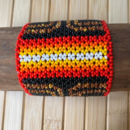 Bracelet en perles de verre (Miçanga) - noir et marron contour rouge - Ethnie Mehinako Bracelet Ethnie Mehinako, localisée dans le Parc Indigène du Xingu dans l' état du Mato Grosso au Centre-Ouest du Brésil. 