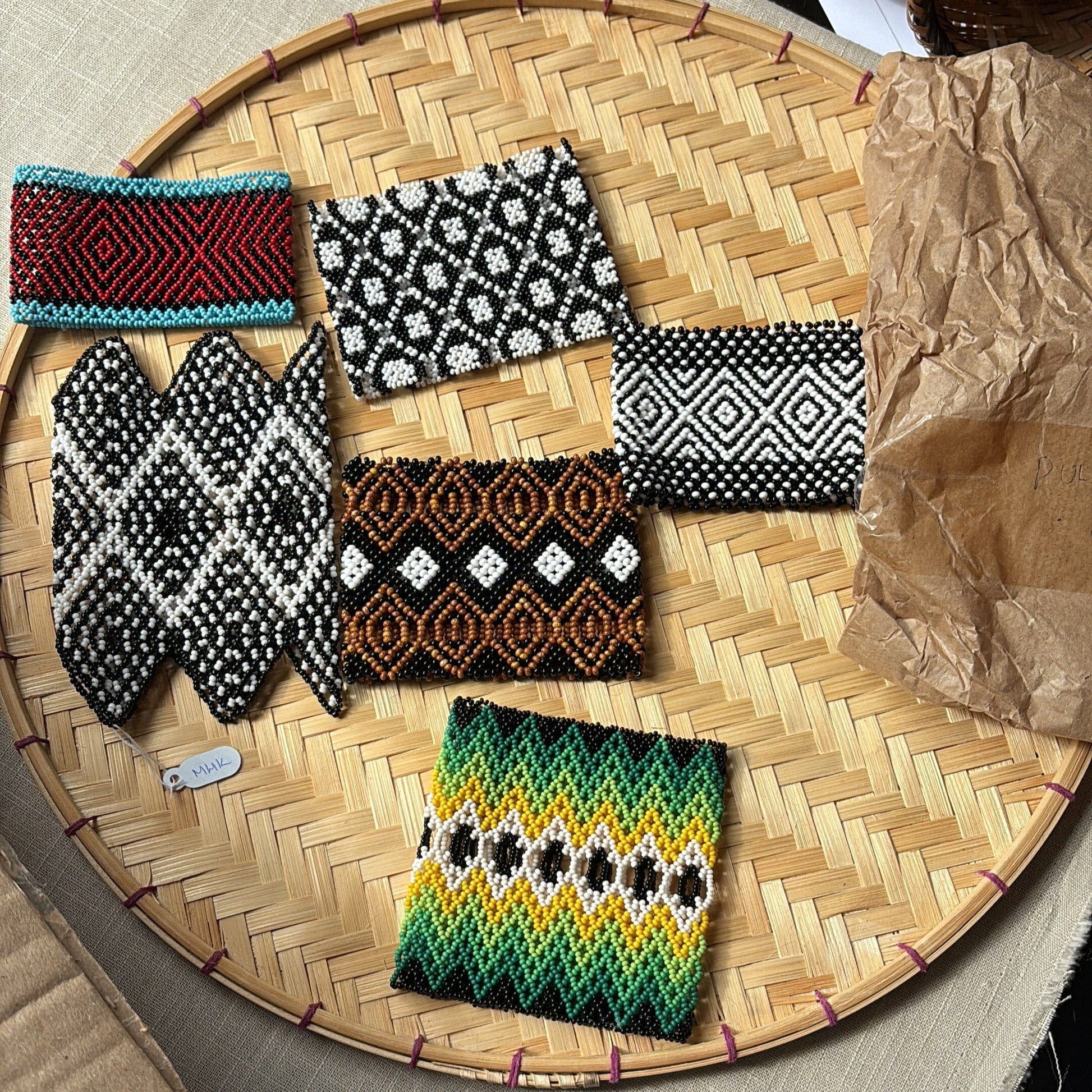 Bracelet en perles de verre (Miçanga) - noir, vert et blanc - Ethnie Mehinako Bracelet Ethnie Mehinako, localisée dans le Parc Indigène du Xingu dans l' état du Mato Grosso au Centre-Ouest du Brésil. 