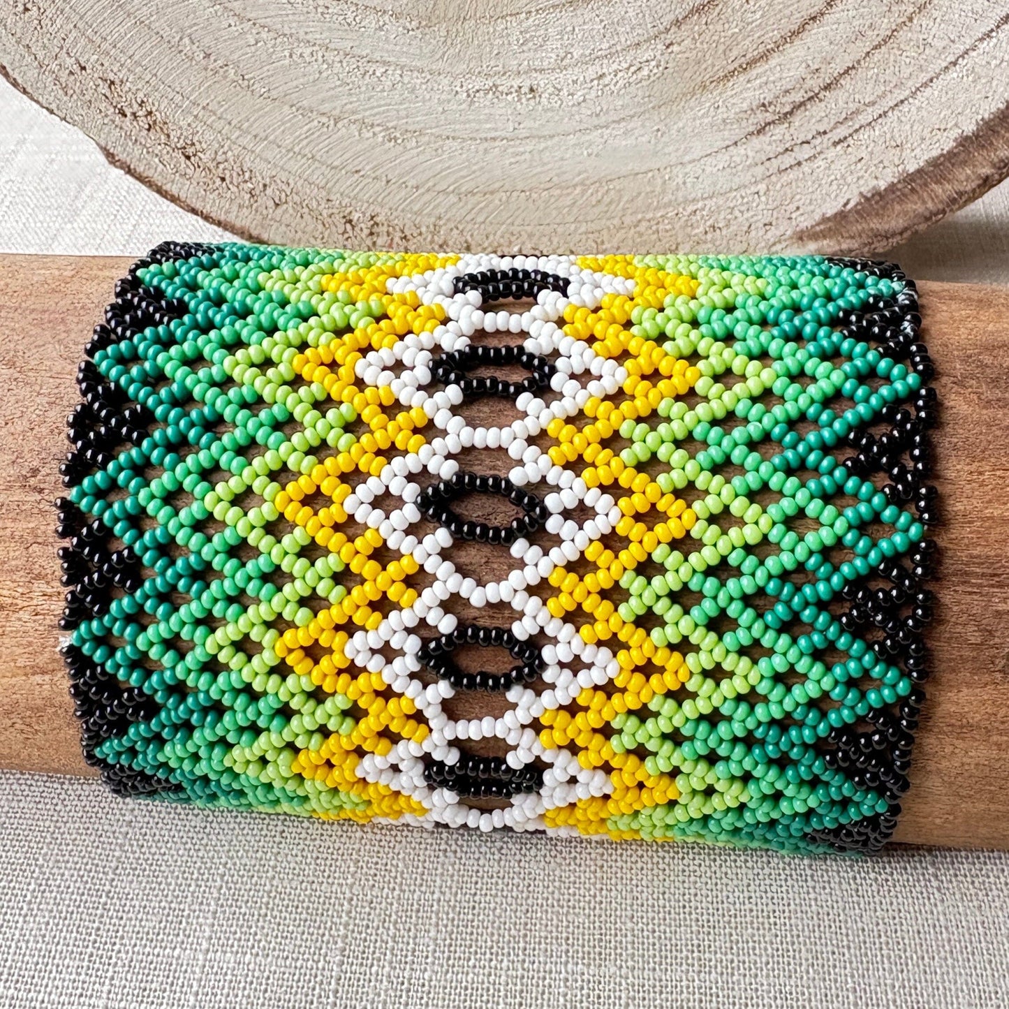 Bracelet en perles de verre (Miçanga) - noir, vert et blanc - Ethnie Mehinako Bracelet Ethnie Mehinako, localisée dans le Parc Indigène du Xingu dans l' état du Mato Grosso au Centre-Ouest du Brésil. 