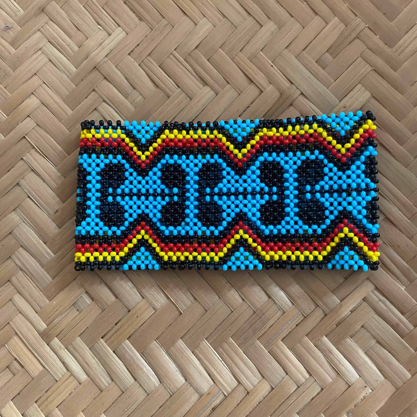 Bracelet en perles de verre (Miçanga) - petite taille - bleu et noir - Ethnie Juruna Bracelet Ethnie Juruna, localisée dans le Parc Indigène du Xingu dans l' état du Mato Grosso au Centre-Ouest du Brésil. 