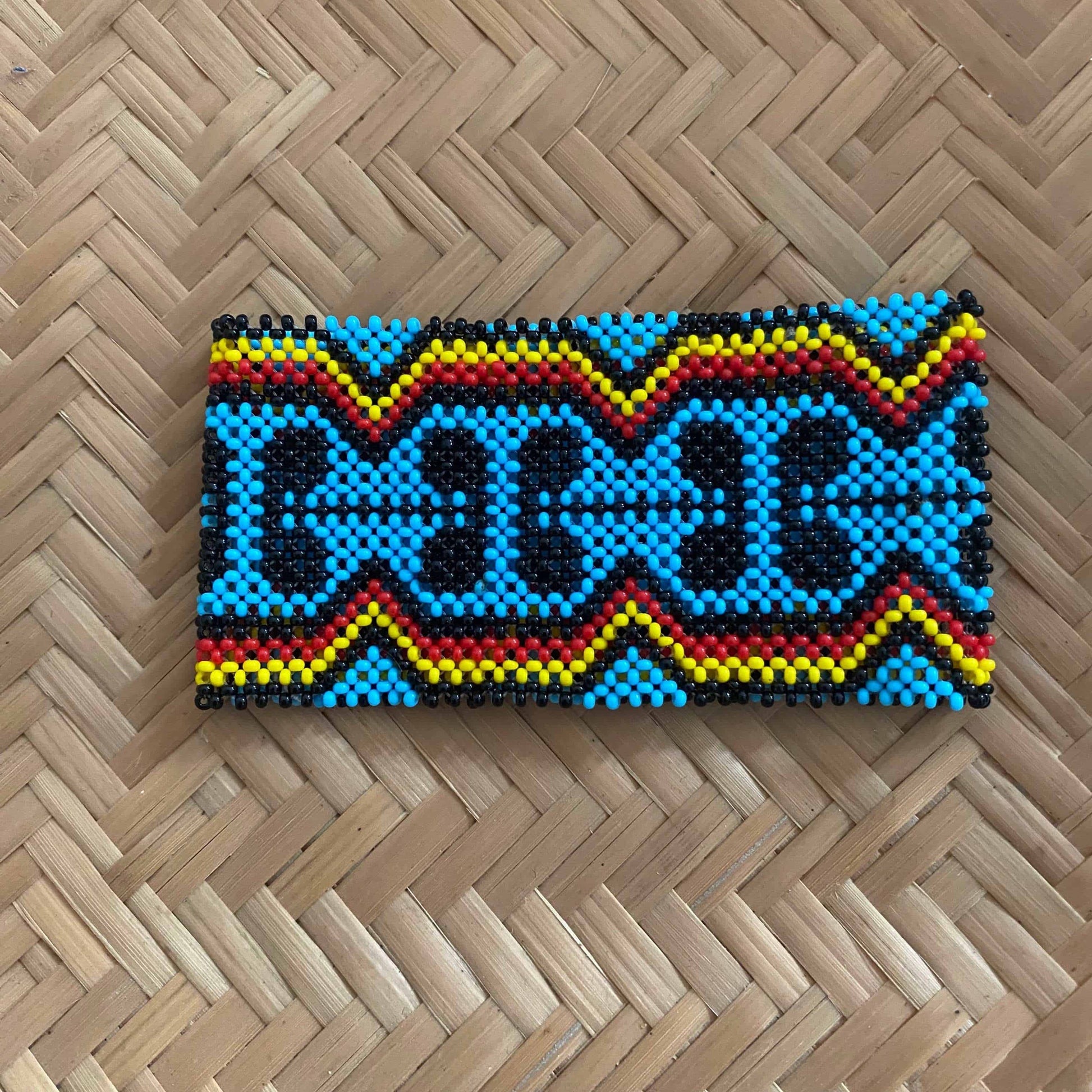 Bracelet en perles de verre (Miçanga) - petite taille - bleu et noir - Ethnie Juruna Bracelet Ethnie Juruna, localisée dans le Parc Indigène du Xingu dans l' état du Mato Grosso au Centre-Ouest du Brésil. 