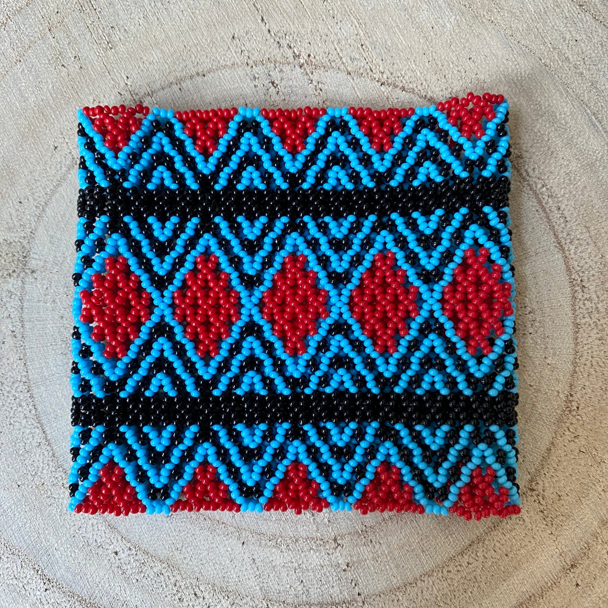 Bracelet en perles de verre (Miçanga) - petite taille - bleu et rouge lignes noires - Ethnie Kayapo Bracelet Ethnie Kayapo, localisée dans l'état du Pará au nord du Brésil 