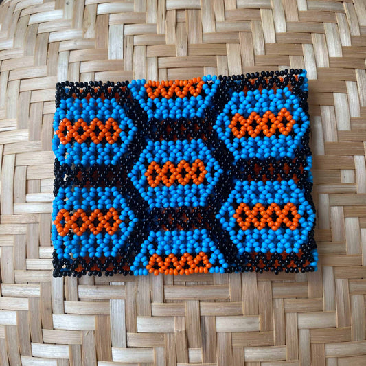 Bracelet en perles de verre (Miçanga) - petite taille - bleu orange et noir - Ethnie Kayapo Bracelet Ethnie Kayapo, localisée dans l'état du Pará au nord du Brésil 