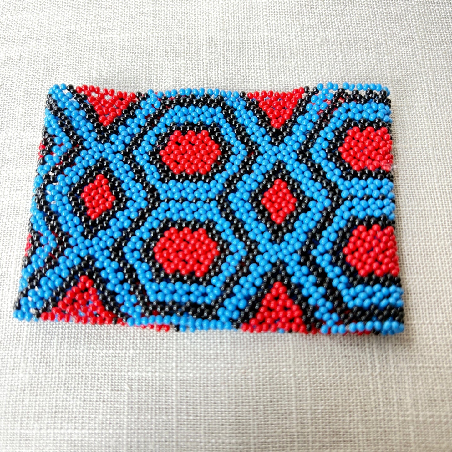 Bracelet en perles de verre (Miçanga) - petite taille - bleu rouge et noir - Ethnie Kayapo Bracelet Ethnie Kayapo, localisée dans l'état du Pará au nord du Brésil 