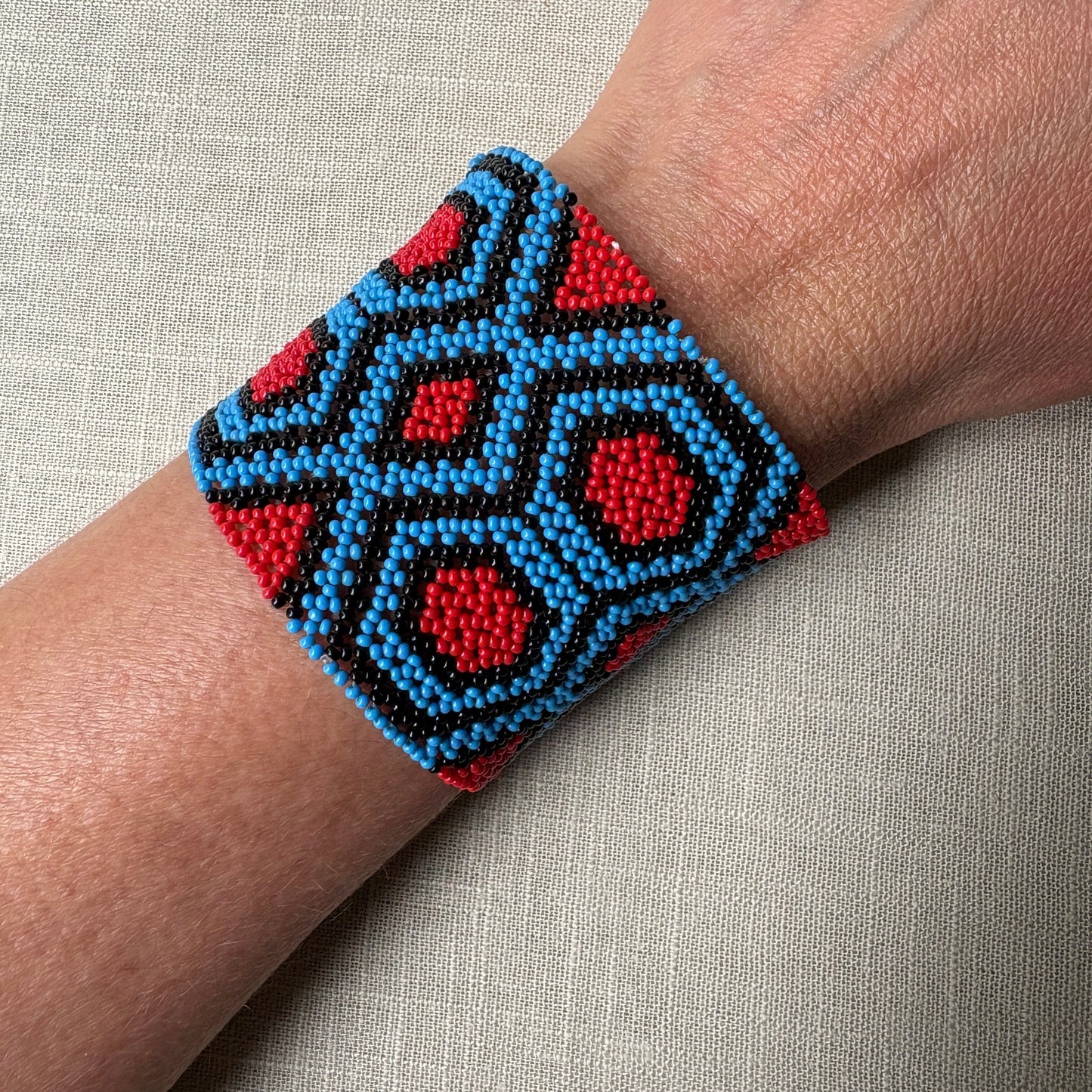 Bracelet en perles de verre (Miçanga) - petite taille - bleu rouge et noir - Ethnie Kayapo Bracelet Ethnie Kayapo, localisée dans l'état du Pará au nord du Brésil 