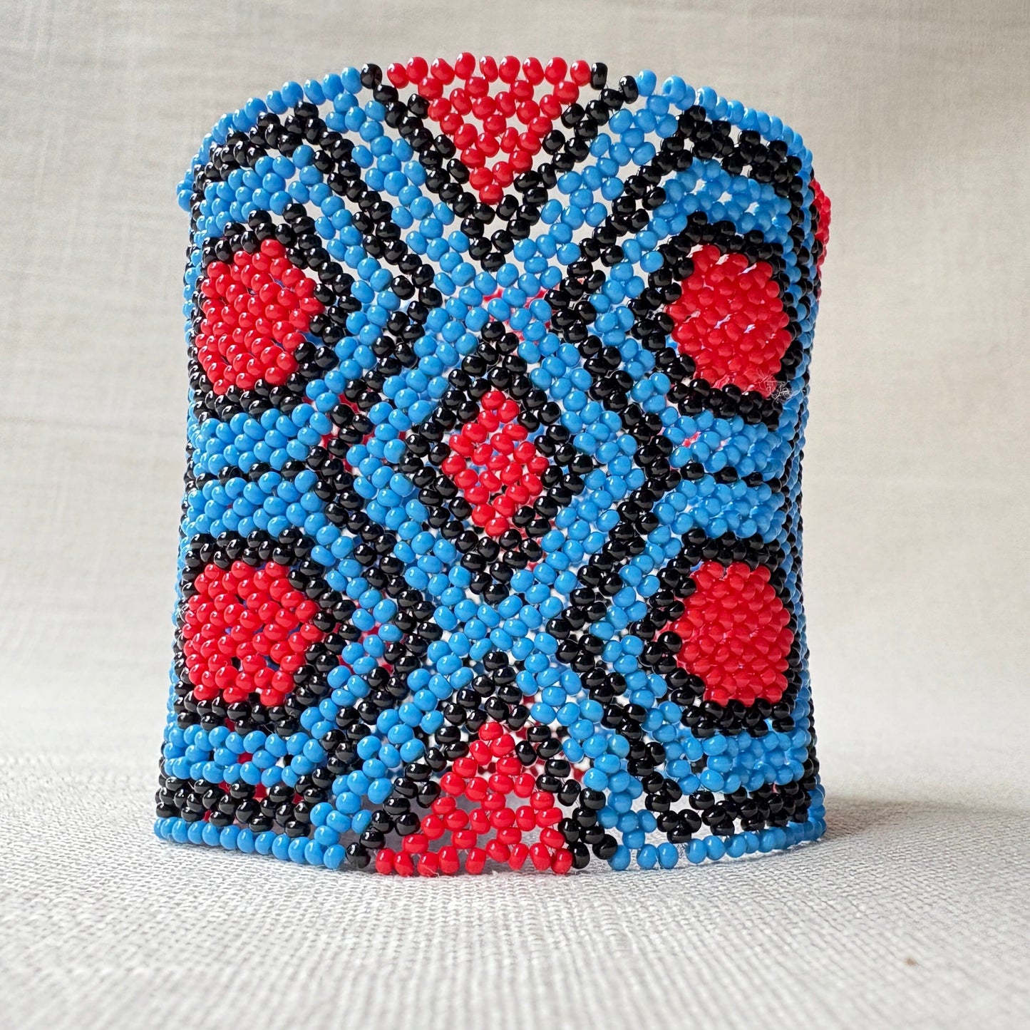 Bracelet en perles de verre (Miçanga) - petite taille - bleu rouge et noir - Ethnie Kayapo Bracelet Ethnie Kayapo, localisée dans l'état du Pará au nord du Brésil 