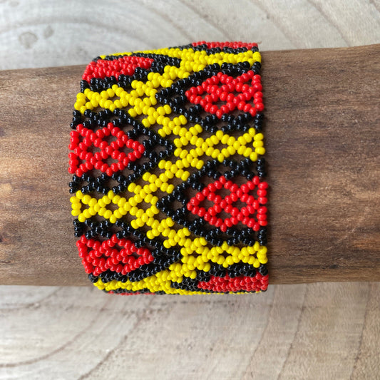 Bracelet en perles de verre (Miçanga) - petite taille - jaune noir et rouge - Ethnie Kayapo Bracelet Ethnie Kayapo, localisée dans l'état du Pará au nord du Brésil 