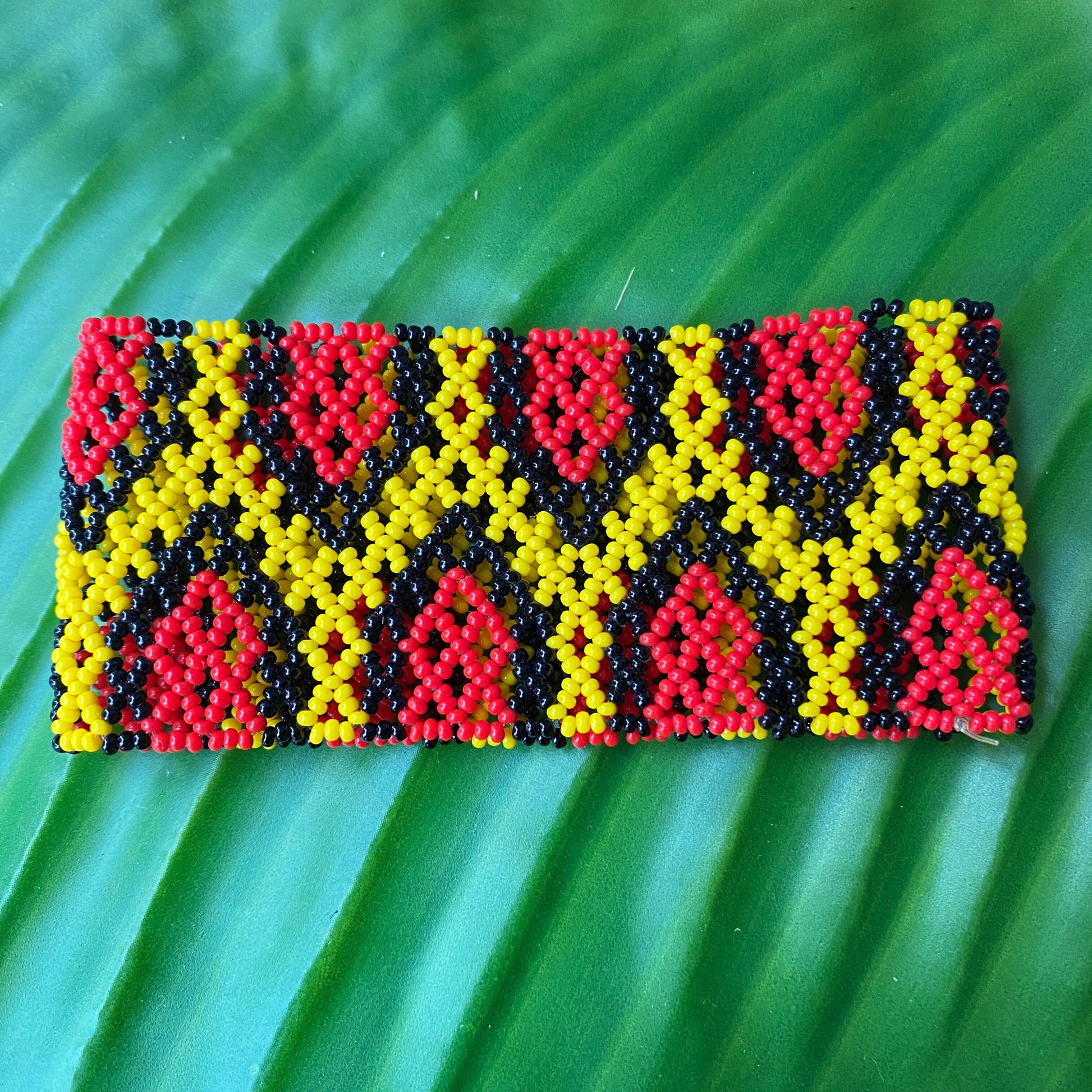 Bracelet en perles de verre (Miçanga) - petite taille - jaune noir et rouge - Ethnie Kayapo Bracelet Ethnie Kayapo, localisée dans l'état du Pará au nord du Brésil 