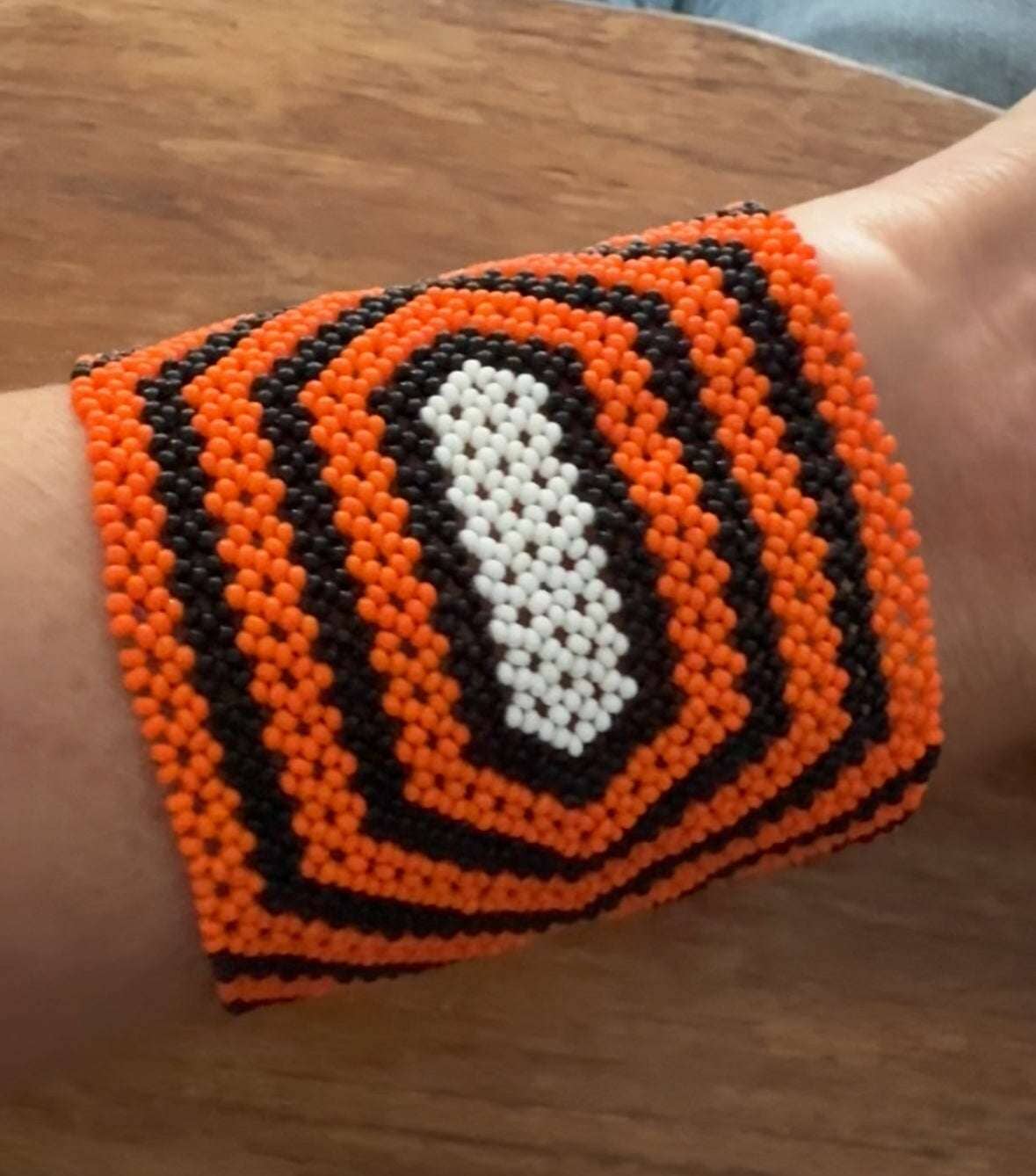 Bracelet en perles de verre (Miçanga) - petite taille - noir orange et blanc - Ethnie Kayapo Bracelet Ethnie Kayapo, localisée dans l'état du Pará au nord du Brésil 