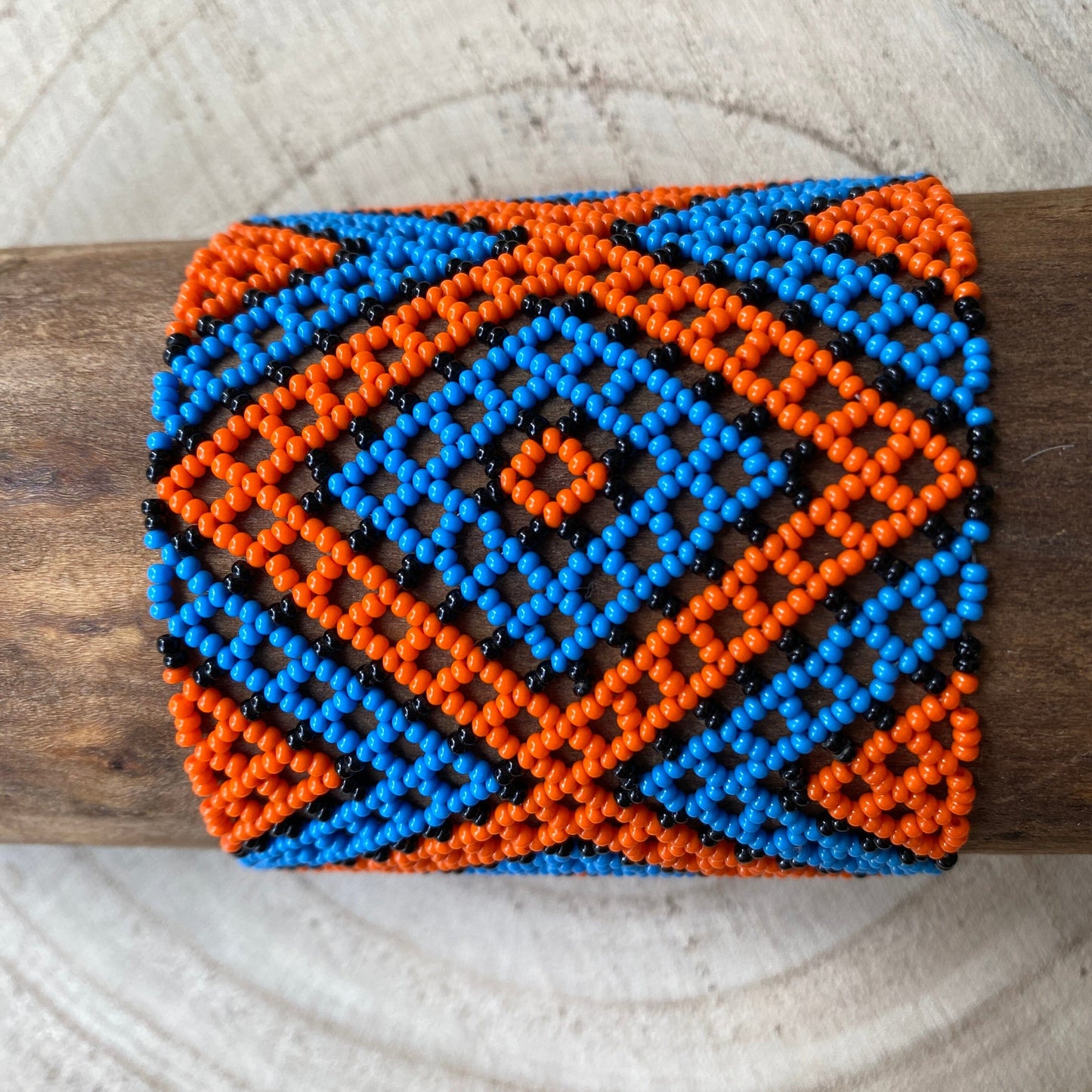 Bracelet en perles de verre (Miçanga) - petite taille - orange bleu et noir losange - Ethnie Kayapo Bracelet Ethnie Kayapo, localisée dans l'état du Pará au nord du Brésil 