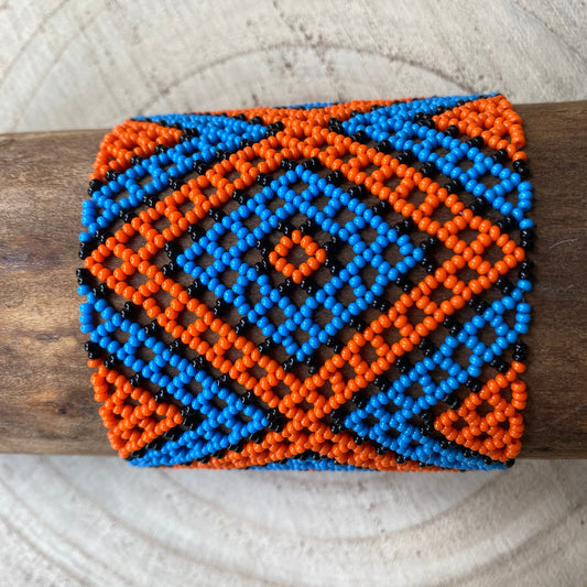 Bracelet en perles de verre (Miçanga) - petite taille - orange bleu et noir losange - Ethnie Kayapo Bracelet Ethnie Kayapo, localisée dans l'état du Pará au nord du Brésil 