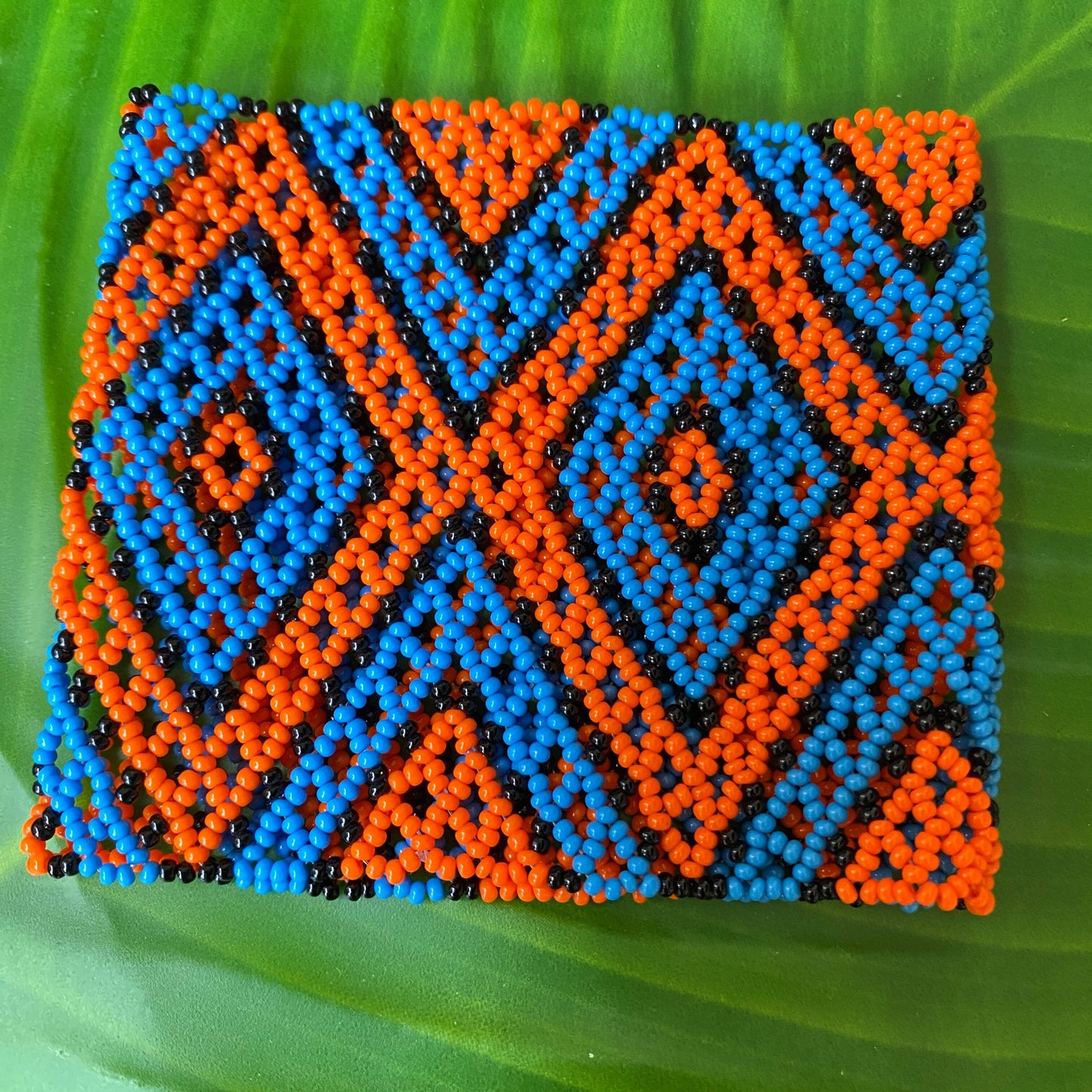 Bracelet en perles de verre (Miçanga) - petite taille - orange bleu et noir losange - Ethnie Kayapo Bracelet Ethnie Kayapo, localisée dans l'état du Pará au nord du Brésil 