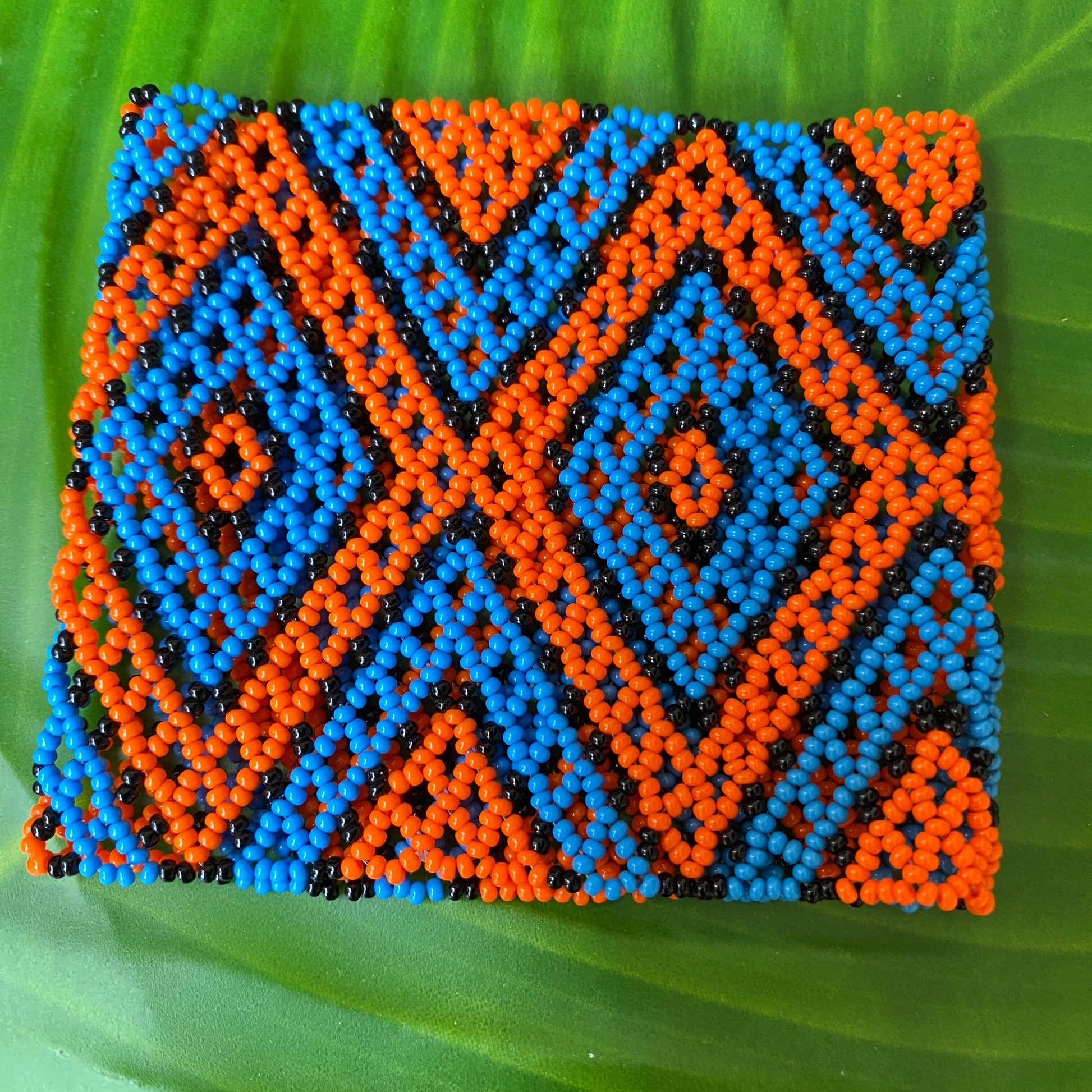 Bracelet en perles de verre (Miçanga) - petite taille - orange bleu et noir losange - Ethnie Kayapo Bracelet Ethnie Kayapo, localisée dans l'état du Pará au nord du Brésil 