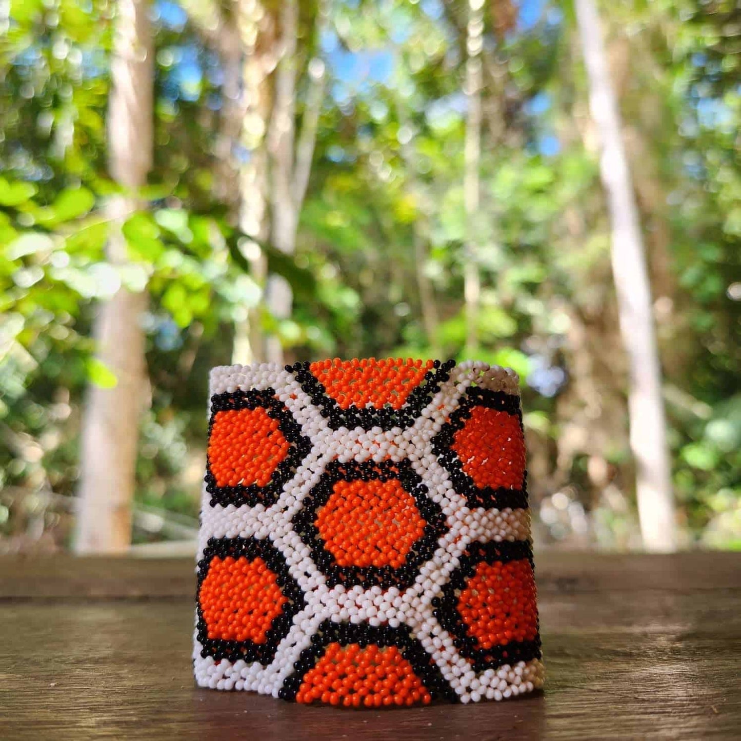 Bracelet en perles de verre (Miçanga) - petite taille - orange noir et blanc - Ethnie Kayapo Bracelet Ethnie Kayapo, localisée dans l'état du Pará au nord du Brésil 