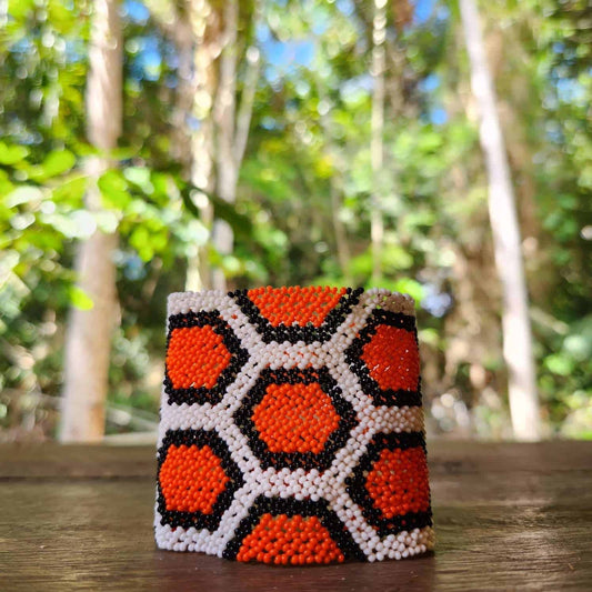 Bracelet en perles de verre (Miçanga) - petite taille - orange noir et blanc - Ethnie Kayapo Bracelet Ethnie Kayapo, localisée dans l'état du Pará au nord du Brésil 