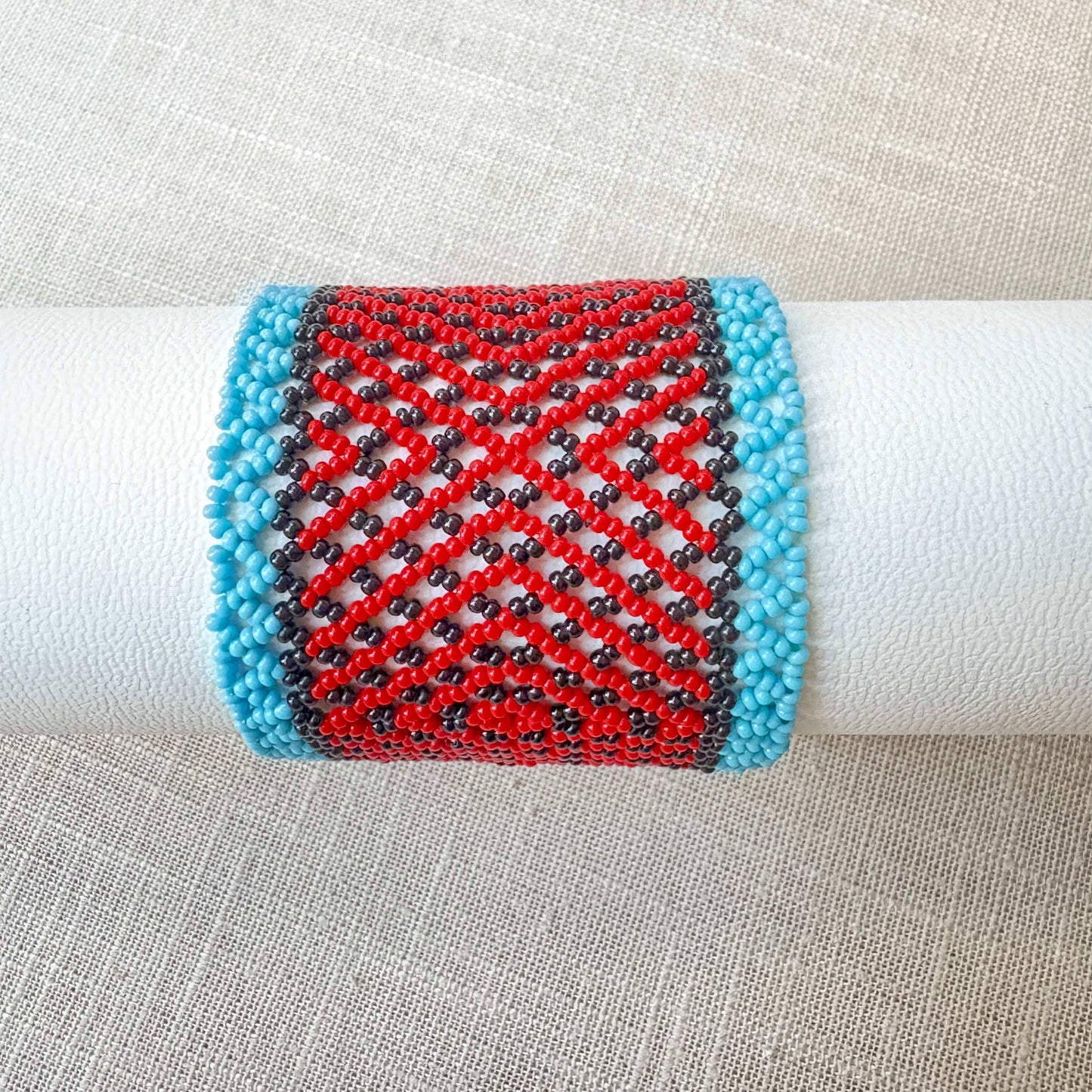 Bracelet en perles de verre (Miçanga) - rouge, noir et bleu - Ethnie Mehinako Bracelet Ethnie Mehinako, localisée dans le Parc Indigène du Xingu dans l' état du Mato Grosso au Centre-Ouest du Brésil. 