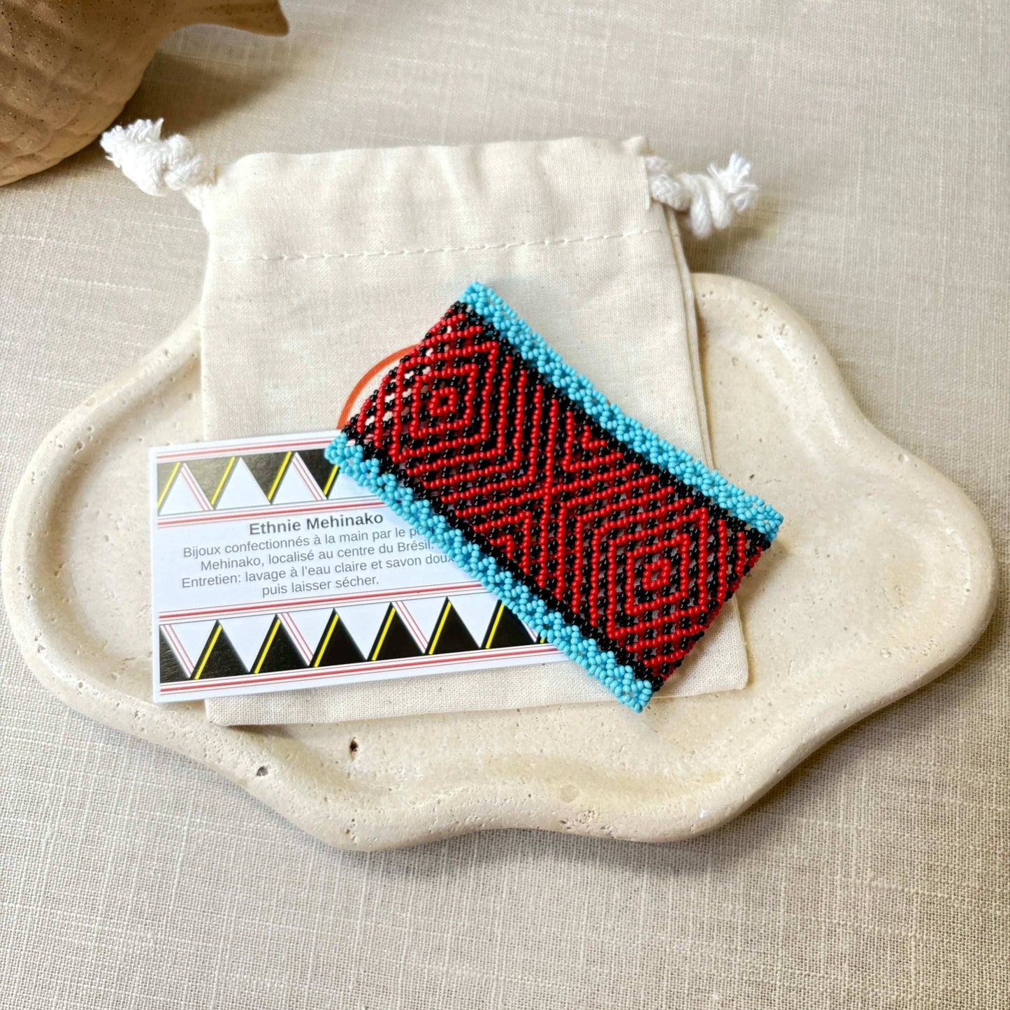 Bracelet en perles de verre (Miçanga) - rouge, noir et bleu - Ethnie Mehinako Bracelet Ethnie Mehinako, localisée dans le Parc Indigène du Xingu dans l' état du Mato Grosso au Centre-Ouest du Brésil. 