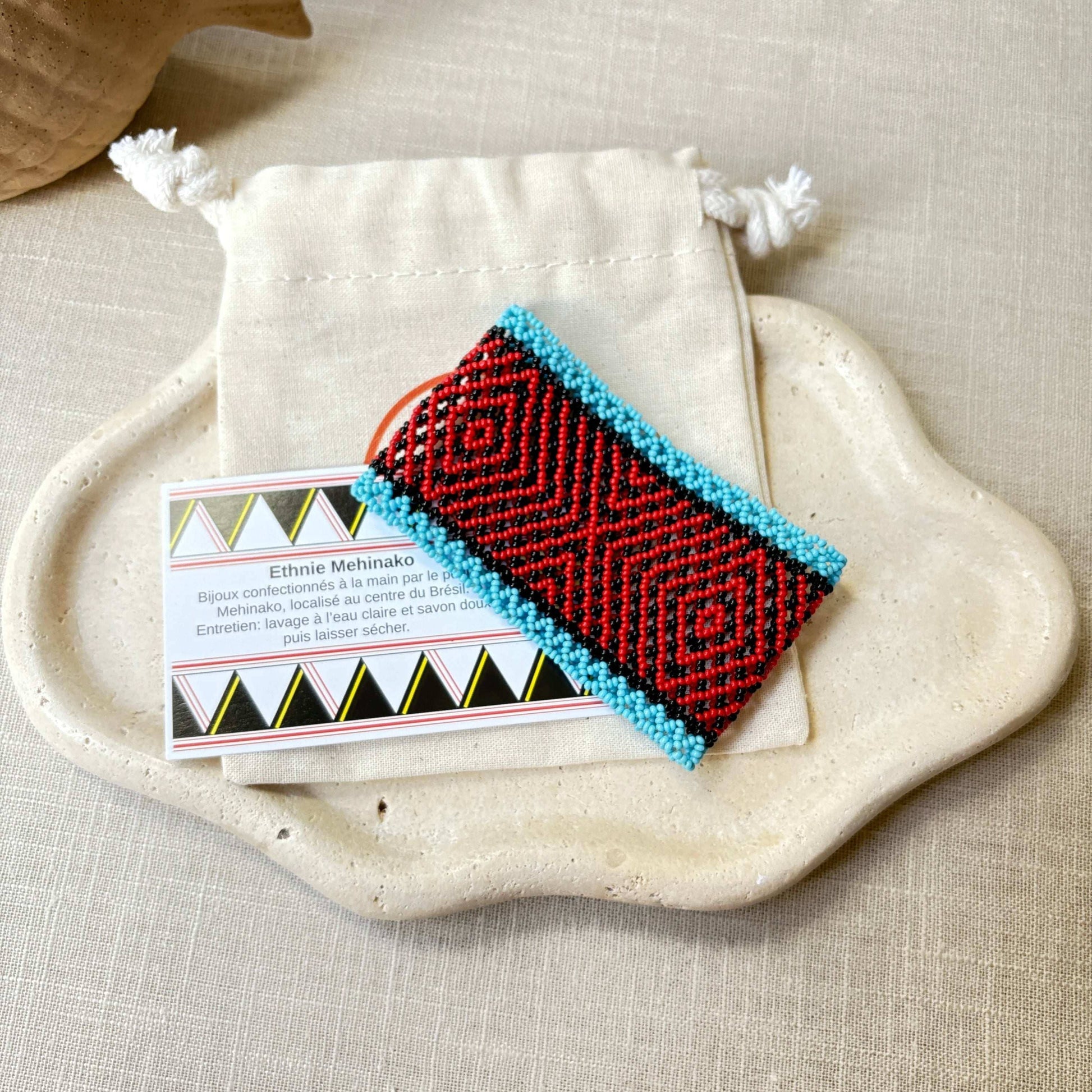 Bracelet en perles de verre (Miçanga) - rouge, noir et bleu - Ethnie Mehinako Bracelet Ethnie Mehinako, localisée dans le Parc Indigène du Xingu dans l' état du Mato Grosso au Centre-Ouest du Brésil. 