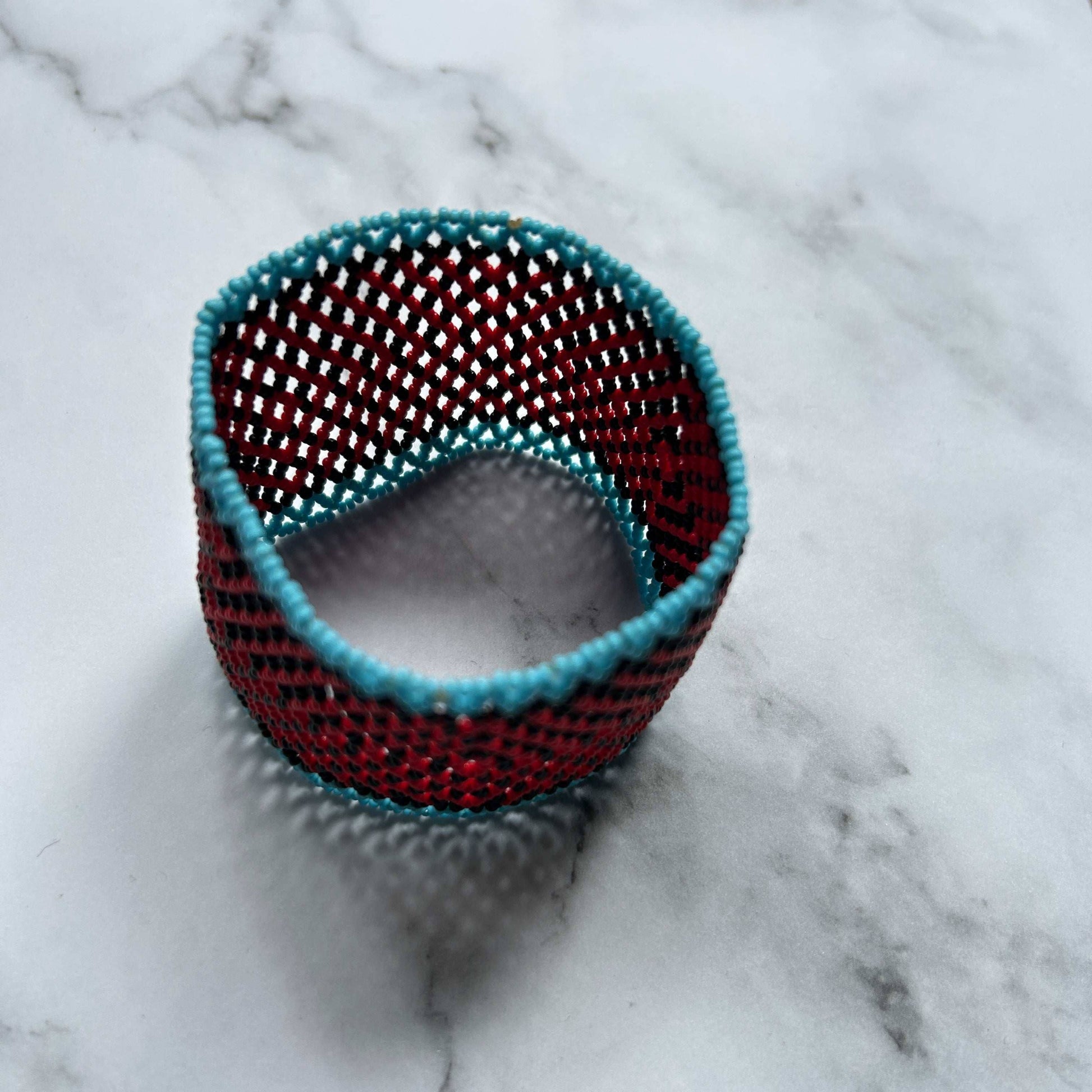 Bracelet en perles de verre (Miçanga) - rouge, noir et bleu - Ethnie Mehinako Bracelet Ethnie Mehinako, localisée dans le Parc Indigène du Xingu dans l' état du Mato Grosso au Centre-Ouest du Brésil. 