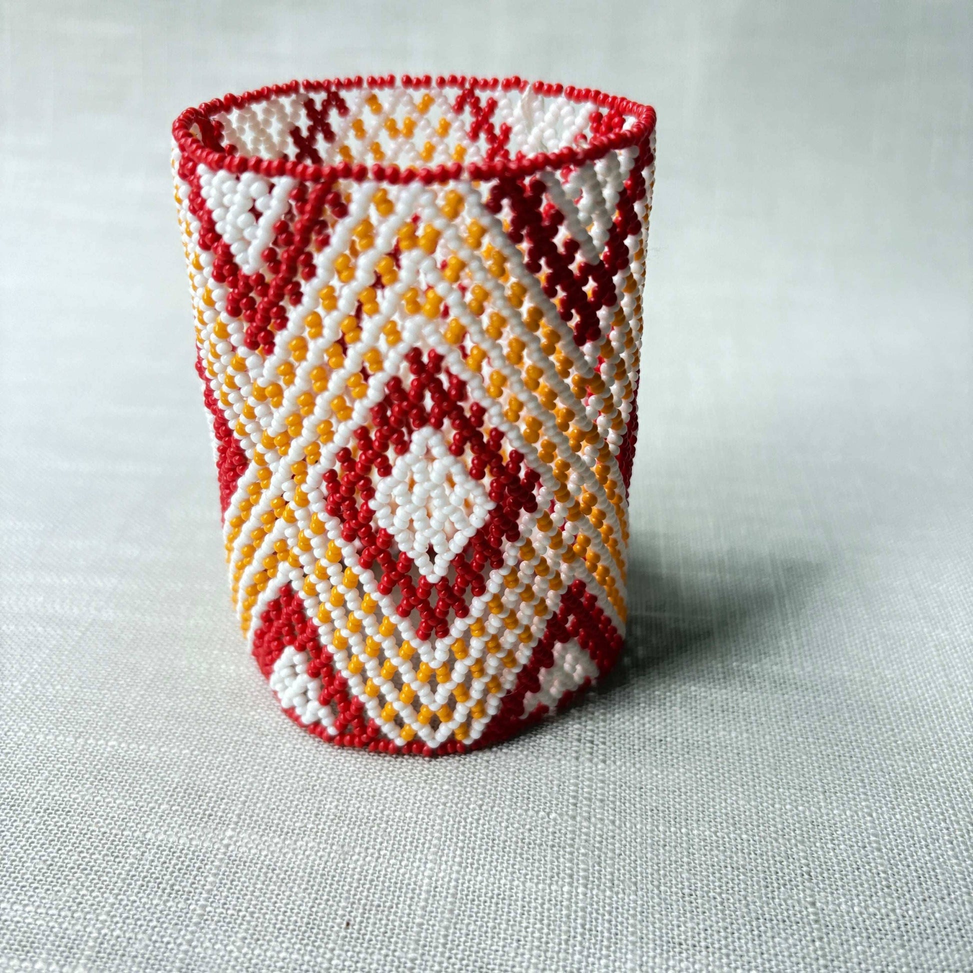 Bracelet en perles de verre (Miçanga) - rouge orange et blanc - Ethnie Kayapo Bracelet Ethnie Kayapo, localisée dans l'état du Pará au nord du Brésil 