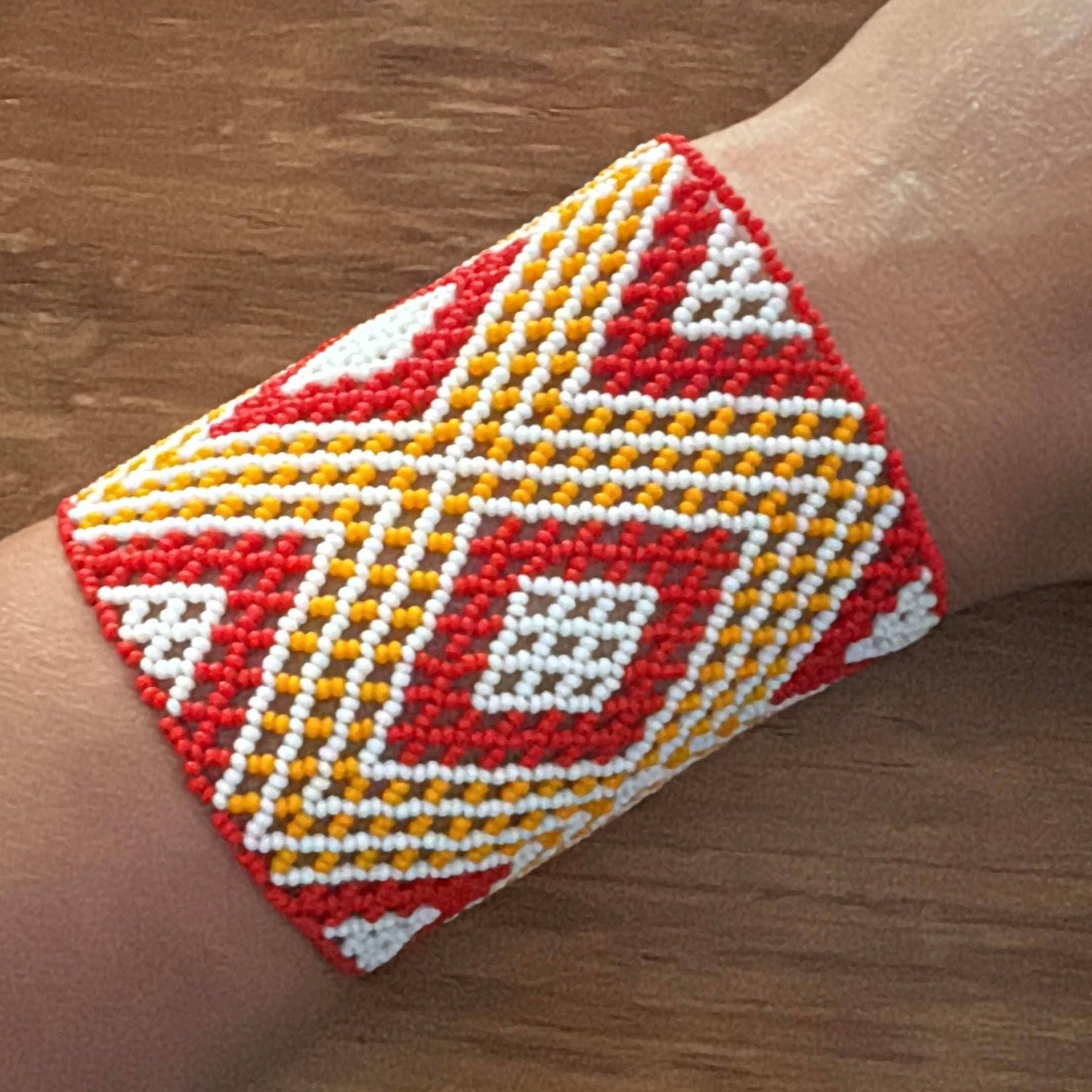 Bracelet en perles de verre (Miçanga) - rouge orange et blanc - Ethnie Kayapo Bracelet Ethnie Kayapo, localisée dans l'état du Pará au nord du Brésil 