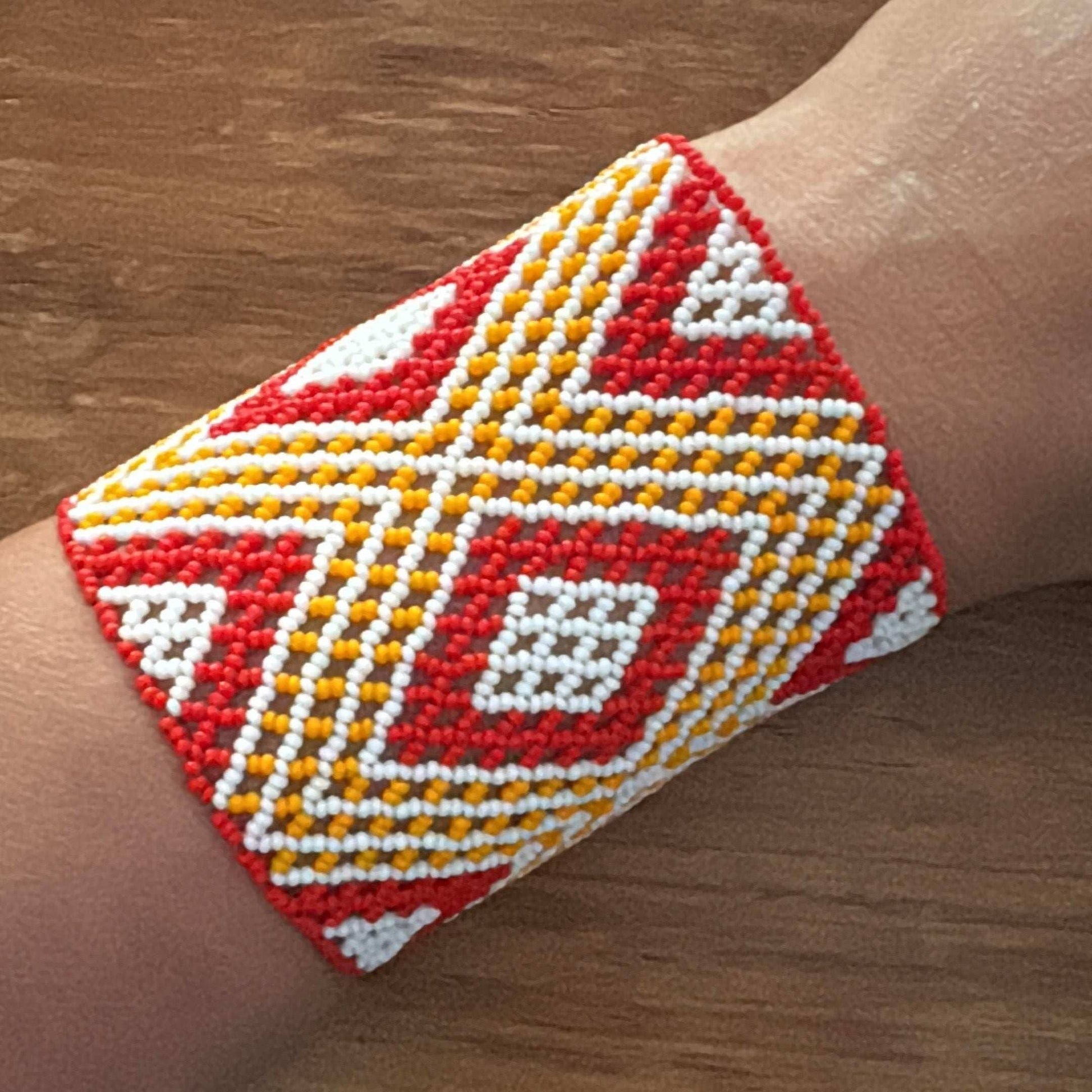 Bracelet en perles de verre (Miçanga) - rouge orange et blanc - Ethnie Kayapo Bracelet Ethnie Kayapo, localisée dans l'état du Pará au nord du Brésil 