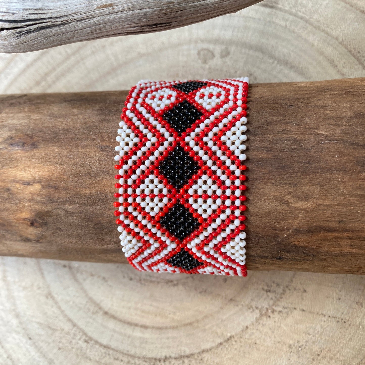 Bracelet en perles de verre (Miçanga) - taille moyenne - rouge et blanc losange noir - Ethnie Kayapo Bracelet Ethnie Kayapo, localisée dans l'état du Pará au nord du Brésil 