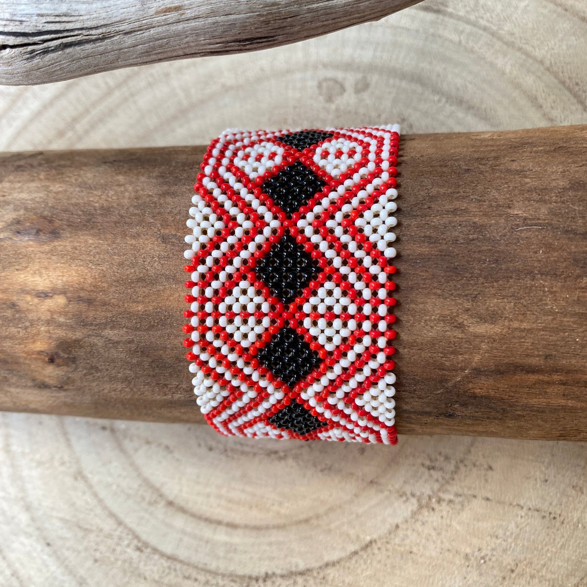 Bracelet en perles de verre (Miçanga) - taille moyenne - rouge et blanc losange noir - Ethnie Kayapo Bracelet Ethnie Kayapo, localisée dans l'état du Pará au nord du Brésil 