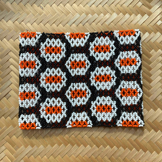 Bracelet en perles de verre (Miçanga) - très grande taille - noir blanc et orange - Ethnie Kayapo Bracelet Ethnie Kayapo, localisée dans l'état du Pará au nord du Brésil 