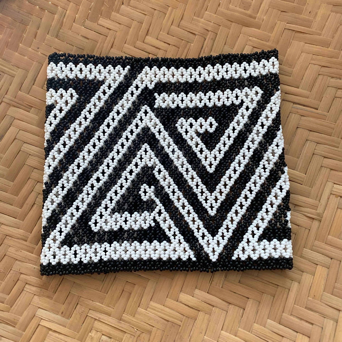 Bracelet en perles de verre (Miçanga) - très grande taille - noir et blanc - Ethnie Kayapo Bracelet Ethnie Kayapo, localisée dans l'état du Pará au nord du Brésil 