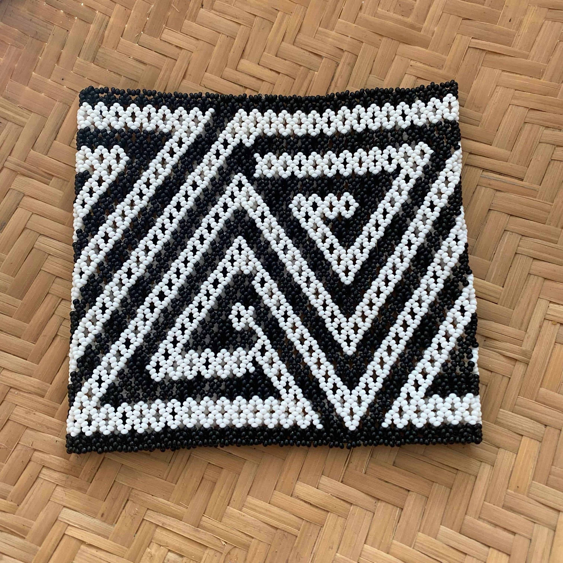 Bracelet en perles de verre (Miçanga) - très grande taille - noir et blanc - Ethnie Kayapo Bracelet Ethnie Kayapo, localisée dans l'état du Pará au nord du Brésil 