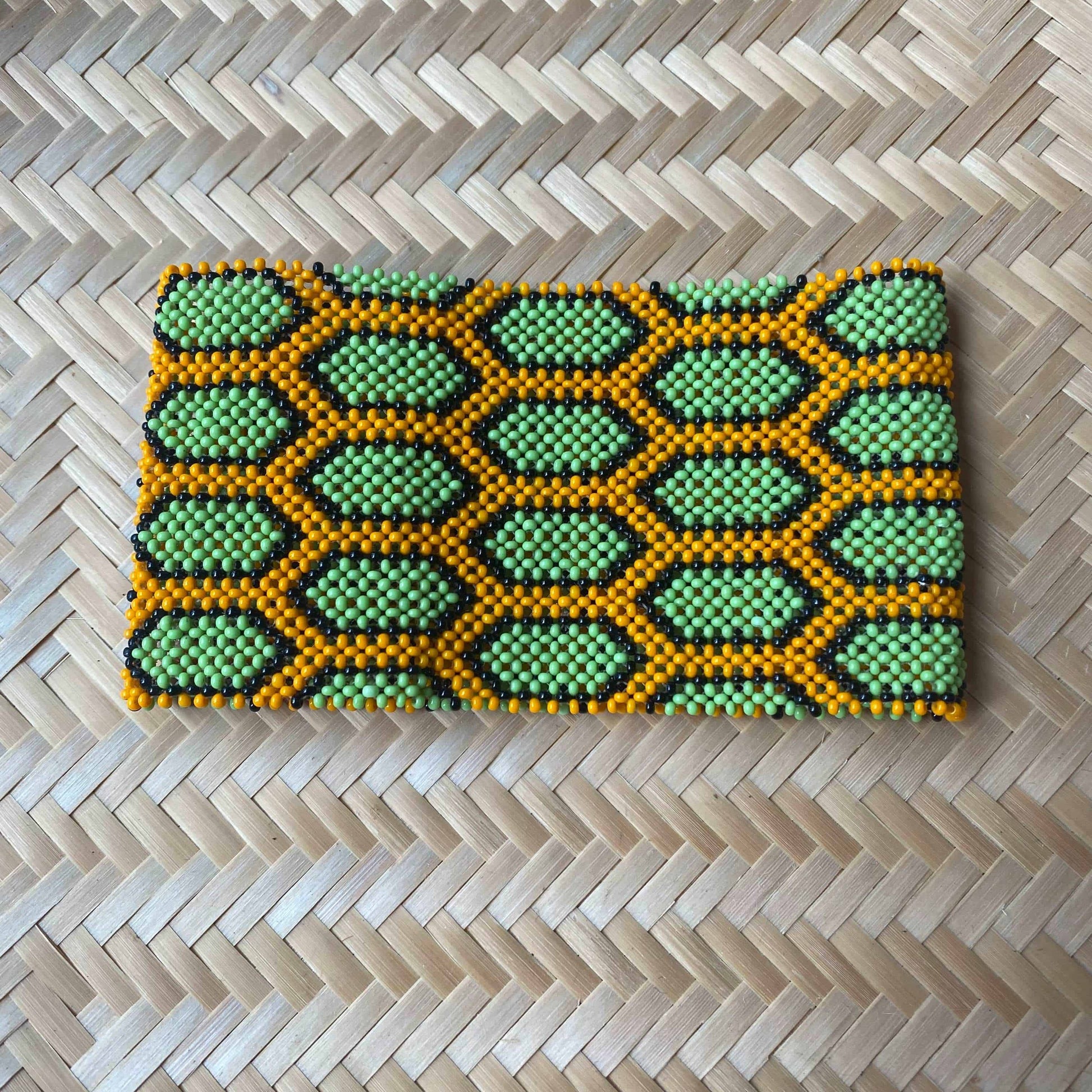 Bracelet en perles de verre (Miçanga) - très grande taille - vert orange et noir - Ethnie Kayapo Bracelet Ethnie Kayapo, localisée dans l'état du Pará au nord du Brésil 