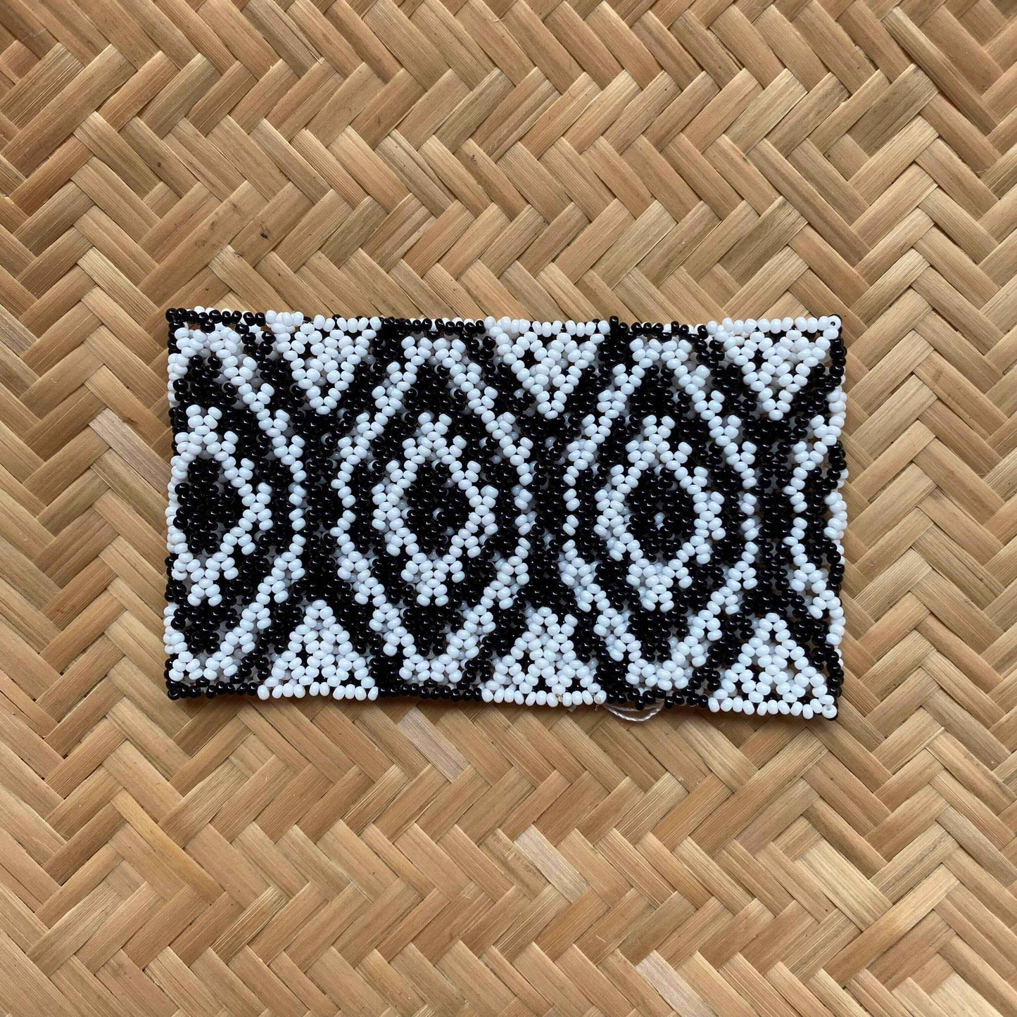 Bracelet en perles de verre (Miçanga) - moyenne taille - losanges blanc noir