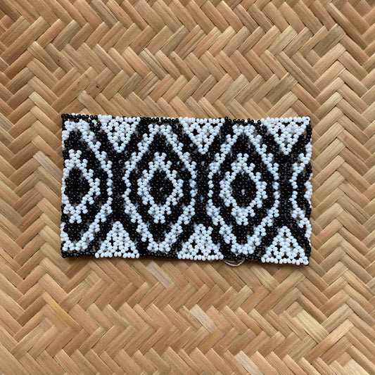 Bracelet en perles de verre (Miçanga) - moyenne taille - losanges blanc noir