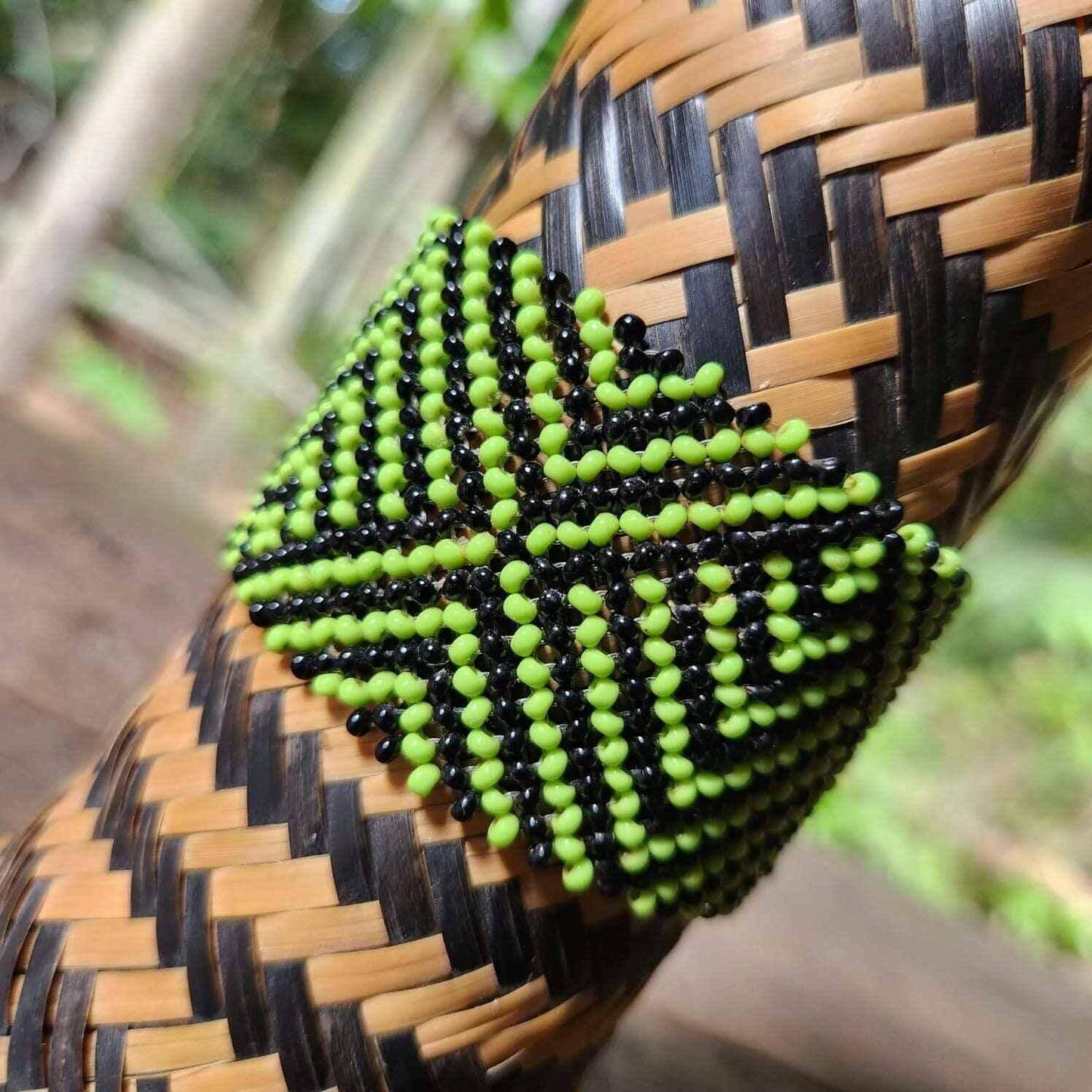 Bracelet en perles de verre (Miçanga) - moyenne taille - noir vert