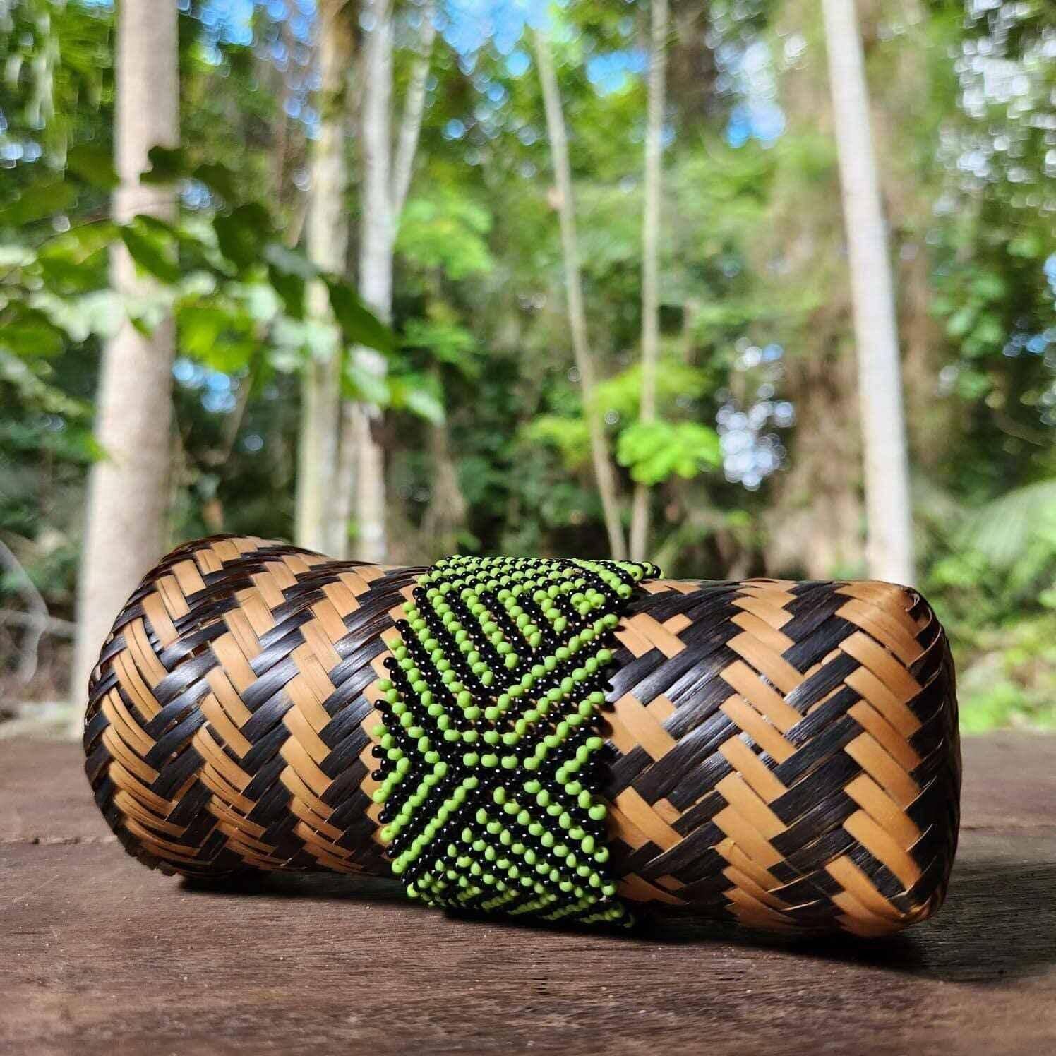 Bracelet en perles de verre (Miçanga) - moyenne taille - noir vert