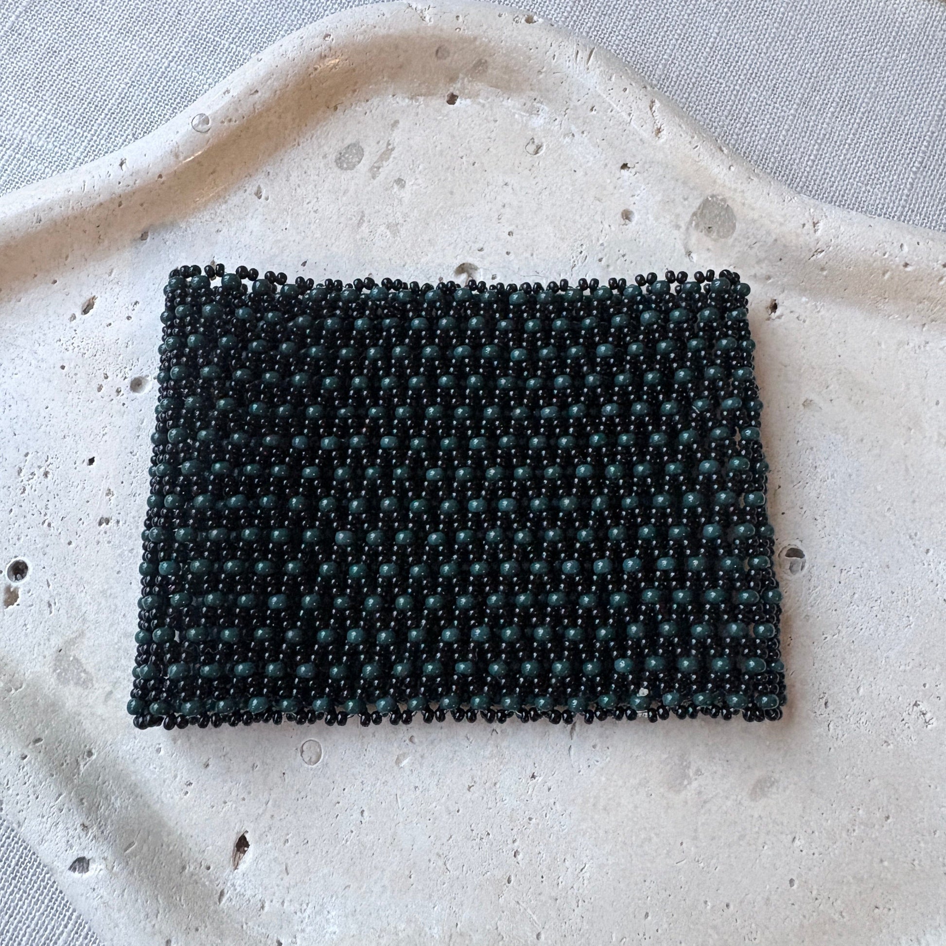 Bracelet en perles de verre - Noir et vert - Ethnie Marubo Bracelet Ethnie Marubo, localisée dans l'état d'Amazonas au nord du Brésil. 