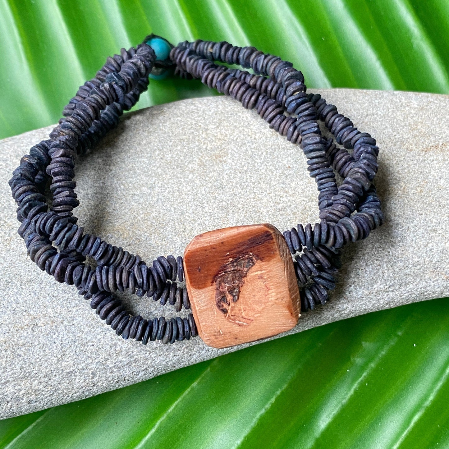 Bracelet graines morototo bleu foncé 3 lignes et noix - Communauté Jamaraqua Bracelet Communauté Jamaraqua, située sur la rive du fleuve Tapajos, état du Para. 