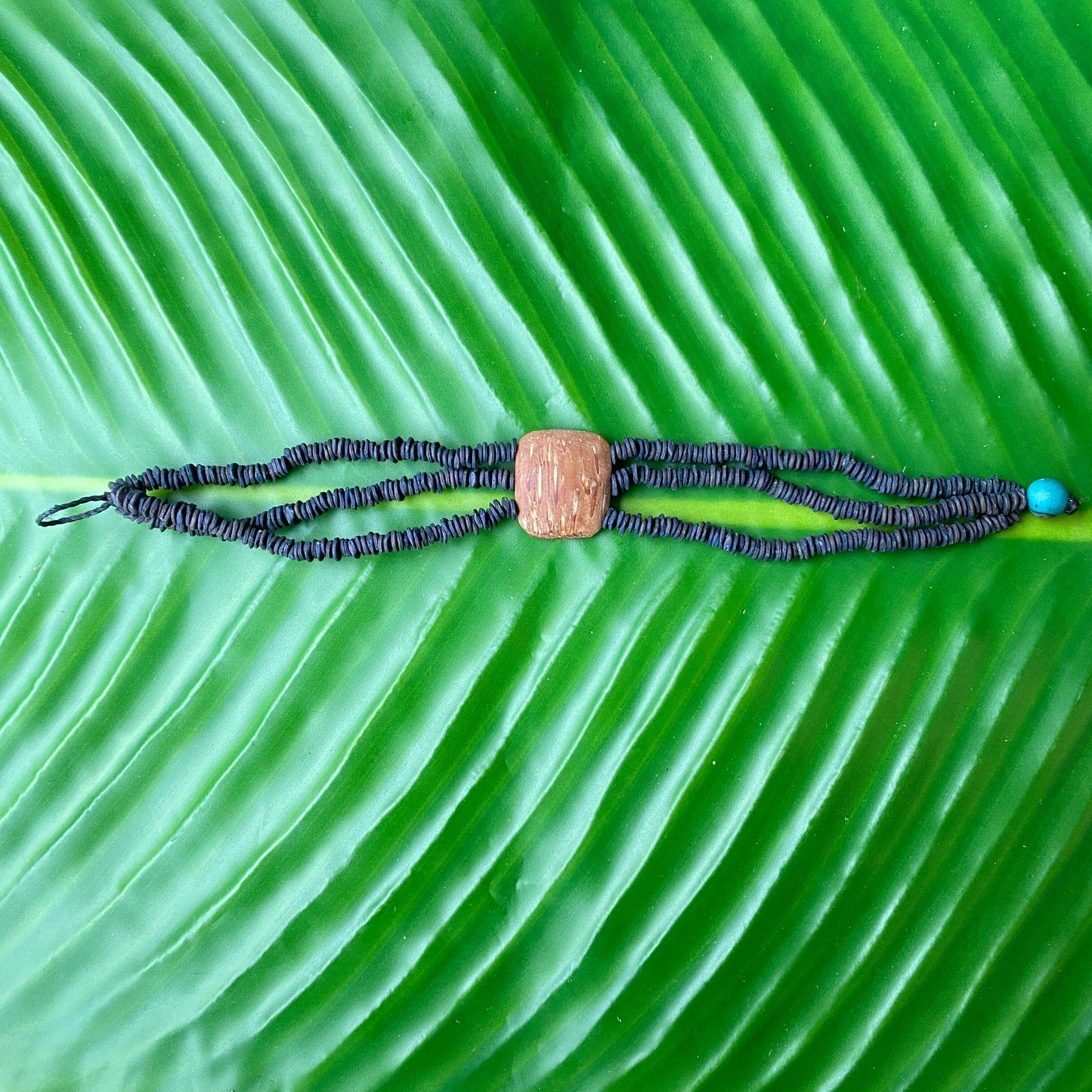 Bracelet graines morototo bleu foncé 3 lignes et noix - Communauté Jamaraqua Bracelet Communauté Jamaraqua, située sur la rive du fleuve Tapajos, état du Para. 